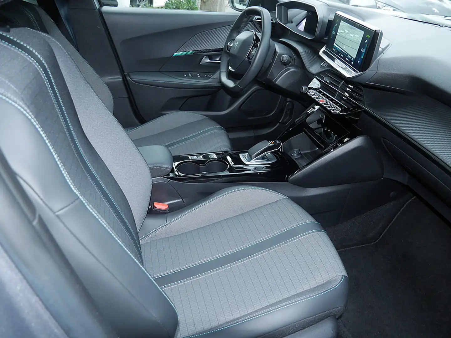 Peugeot e-2008 Allure Pack 136 SHZ KAMERA NAVI LED Grau - 2