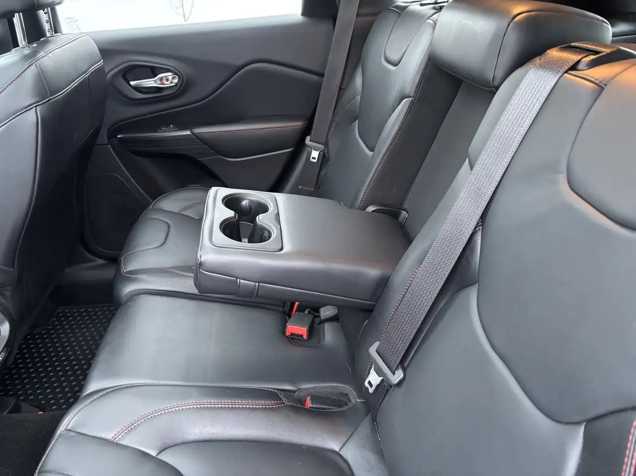 Jeep Cherokee снимка Jeep Cherokee