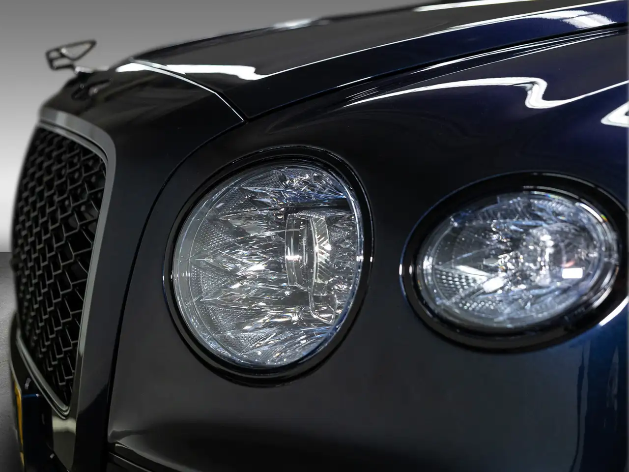 Bentley Flying Spur 2025 — фото 9