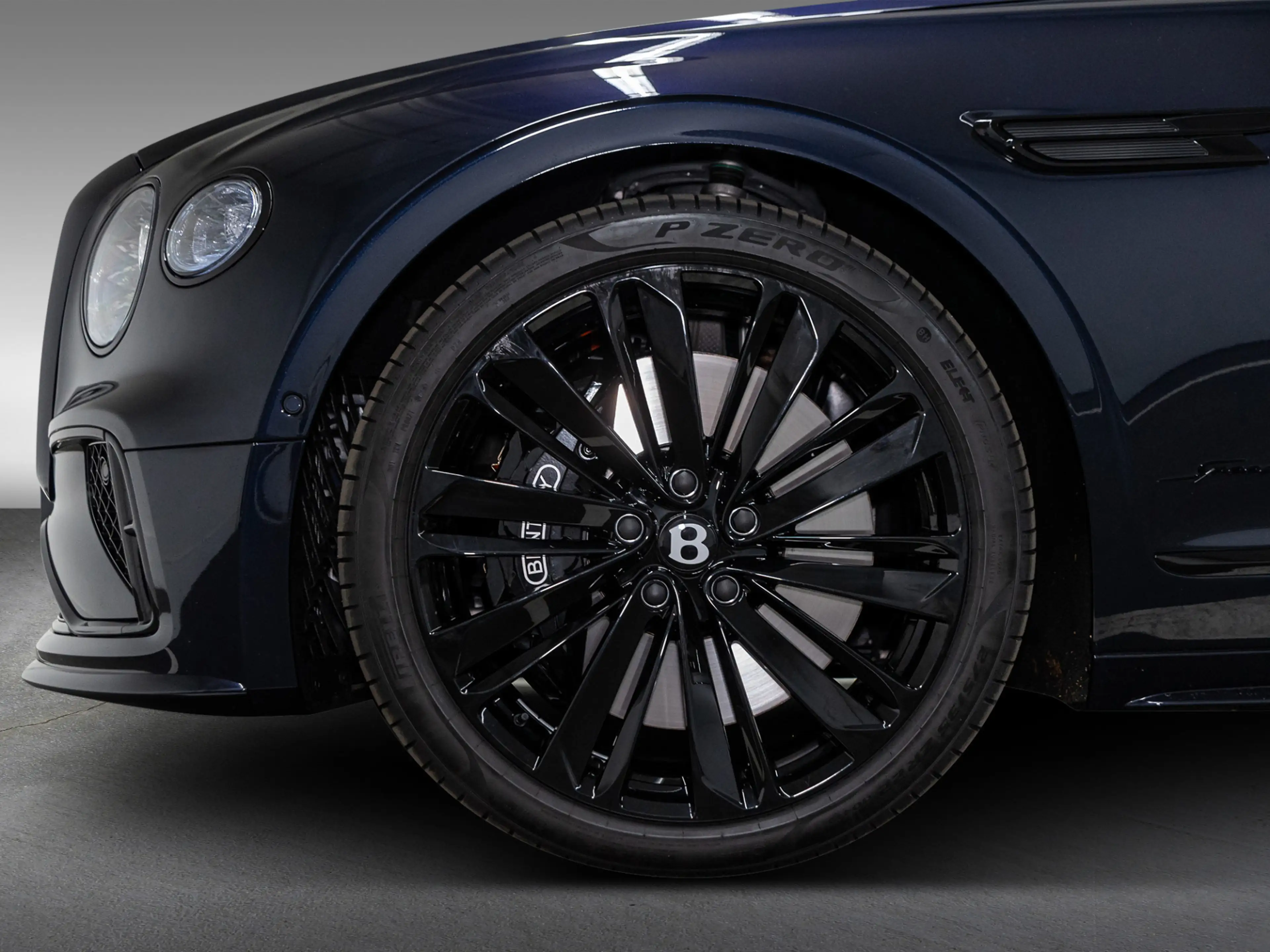 Bentley Flying Spur Speed V8 Hybrid |Black Line|Touring Spec|Rotating — photo 8