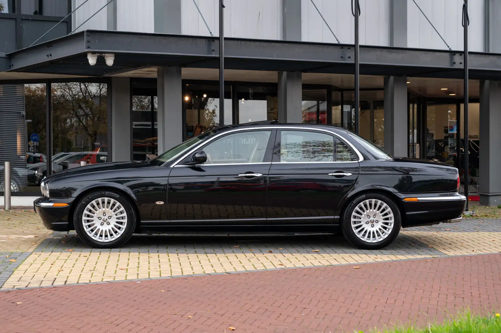Jaguar XJ 4.2 (X350) Super V8 Zwart - 2