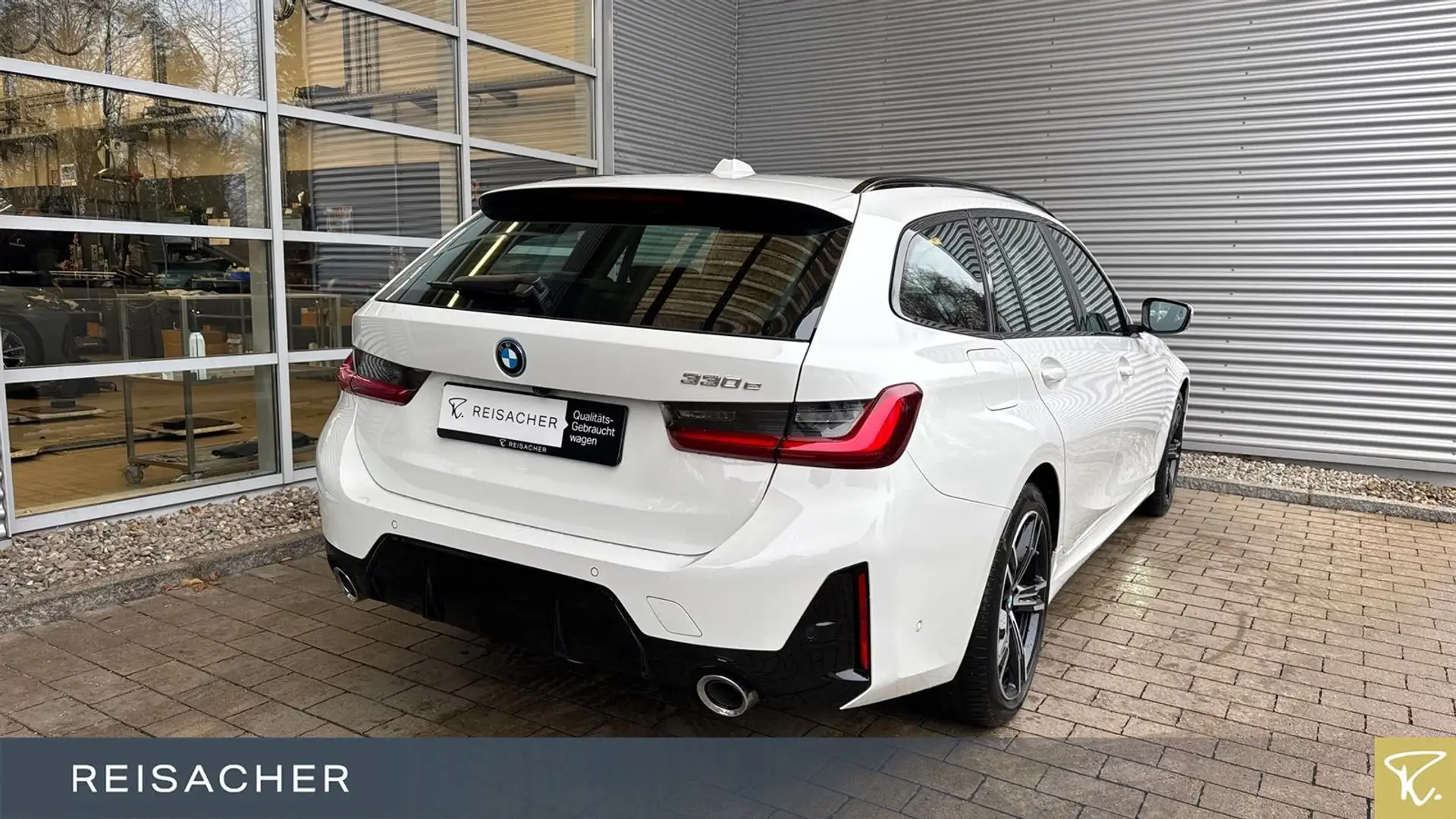 BMW 330 e Touring M-Sport Navi HUD Pano AHK RüKa Weiß - 2