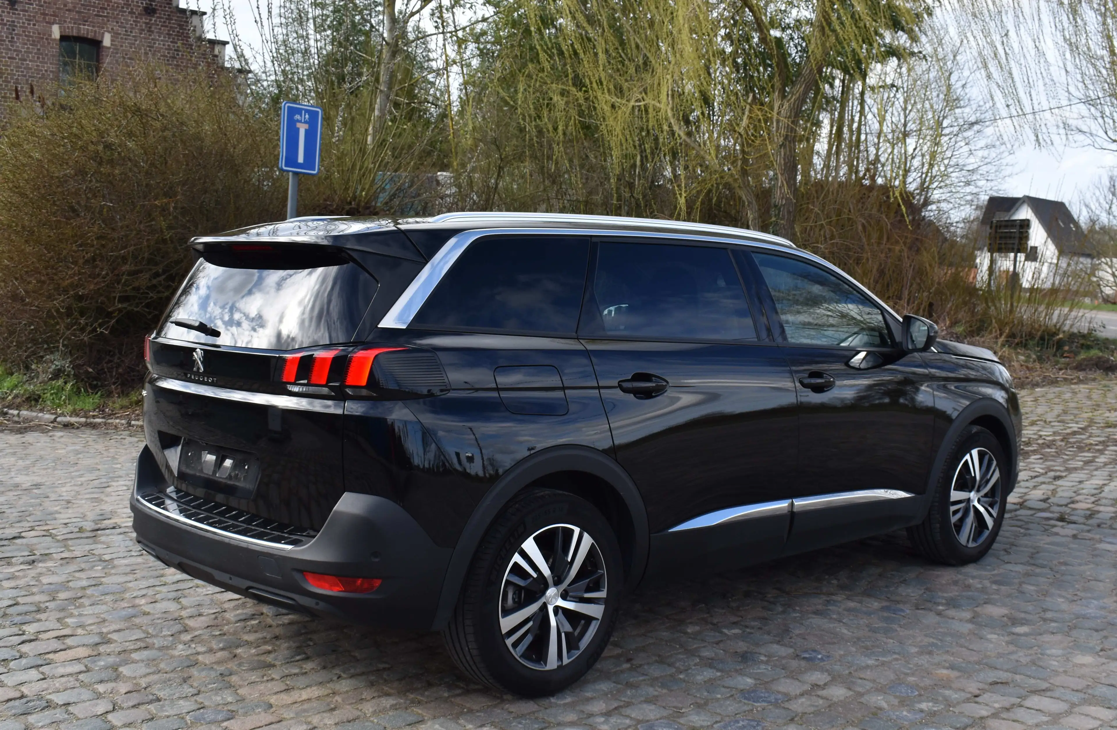 Peugeot 5008 1.2 EAT8 Allure 7 Places 50M km Carnet 2023 — photo 4