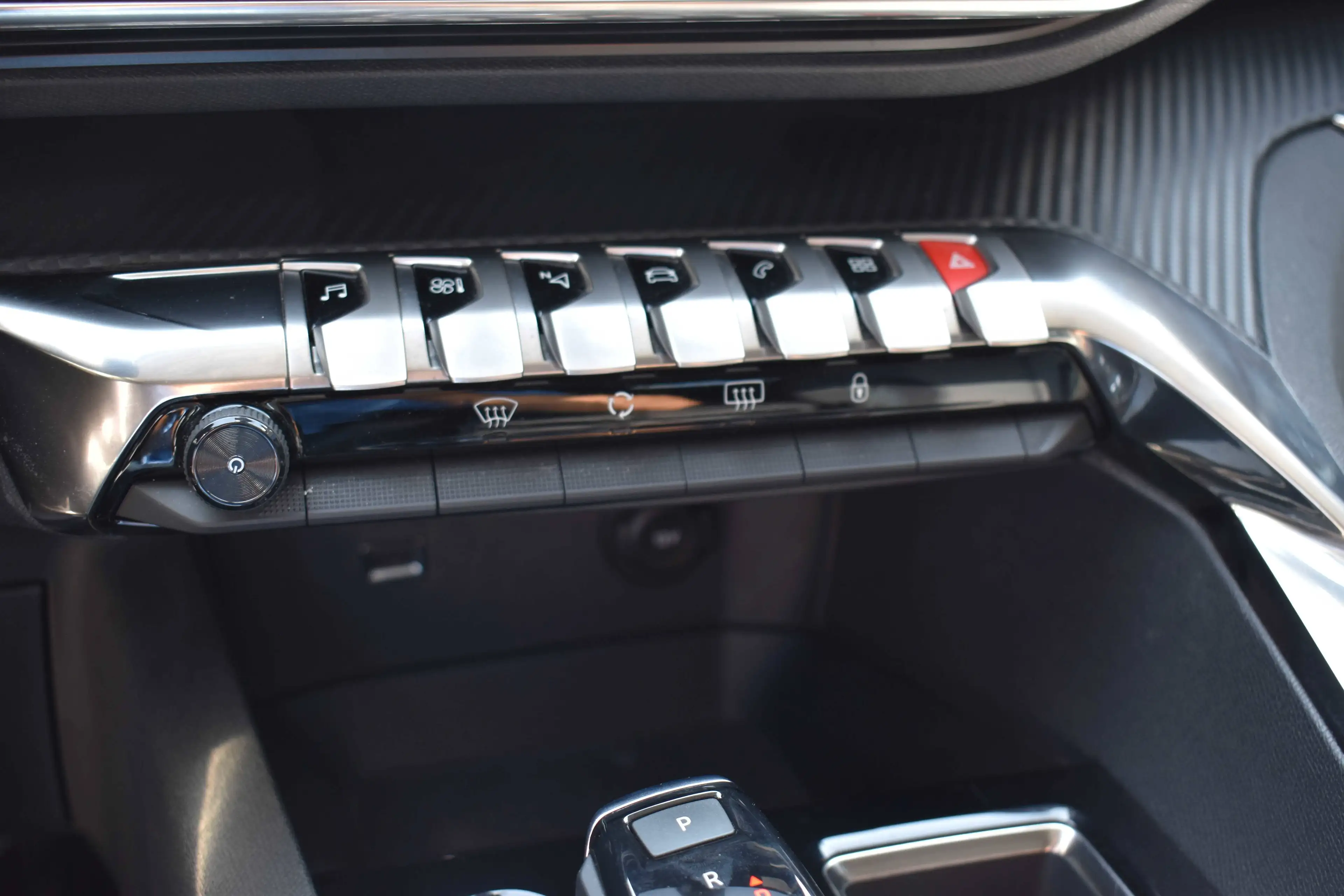 Peugeot 5008 1.2 EAT8 Allure 7 Places 50M km Carnet 2023 — photo 11