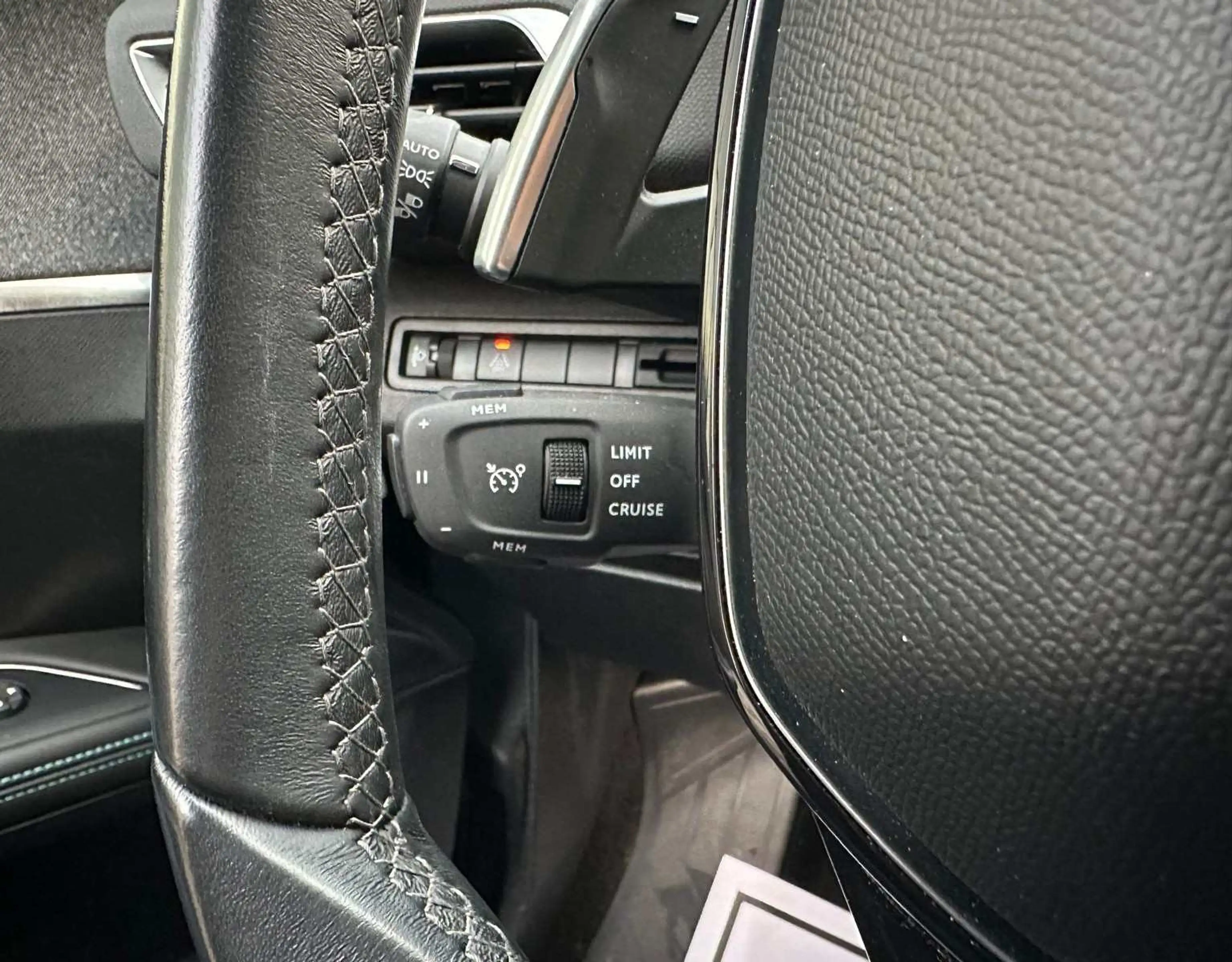 Peugeot 5008 1.2 EAT8 Allure 7 Places 50M km Carnet 2023 — photo 14