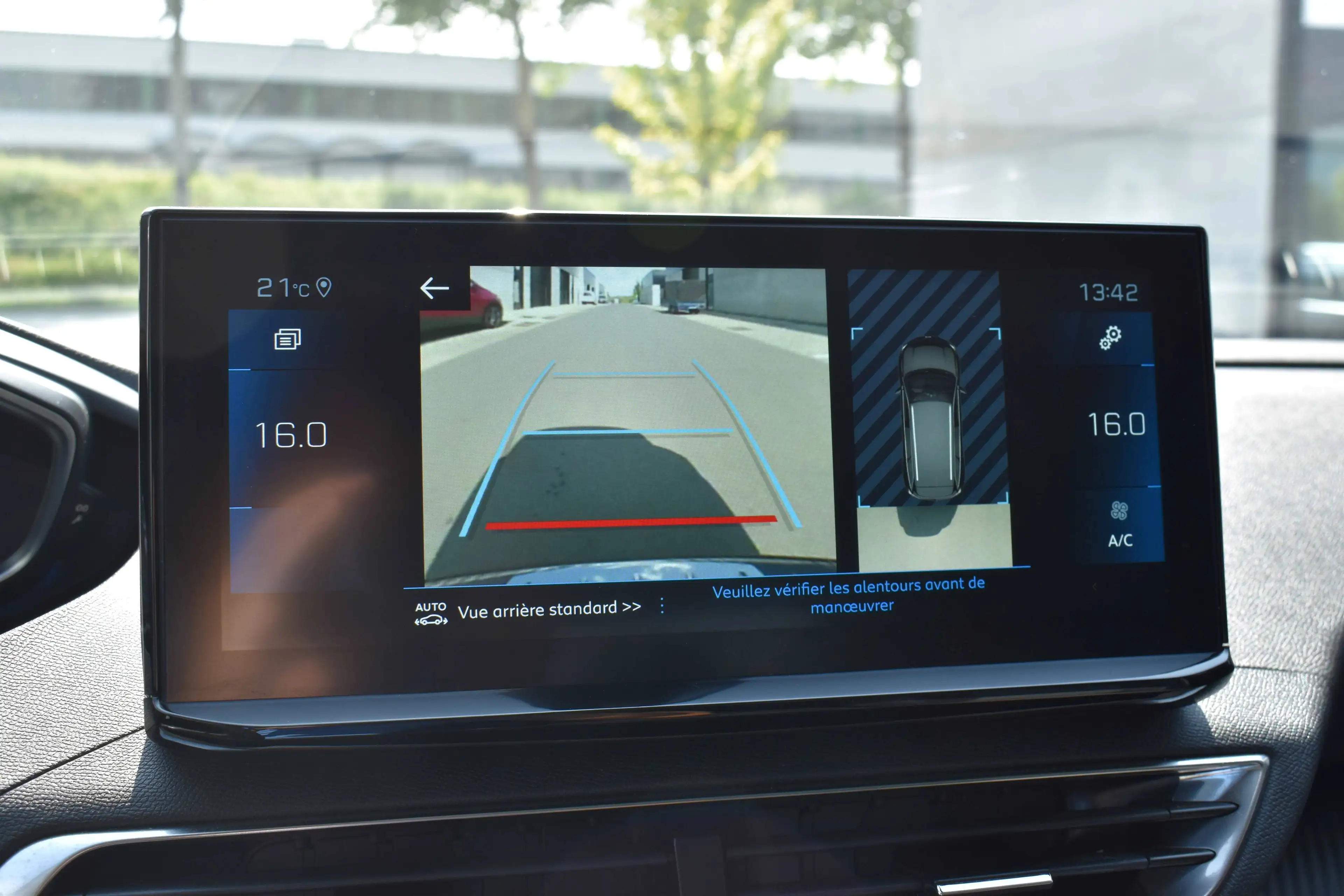 Peugeot 5008 1.2 EAT8 Allure 7 Places 50M km Carnet 2023 — photo 9