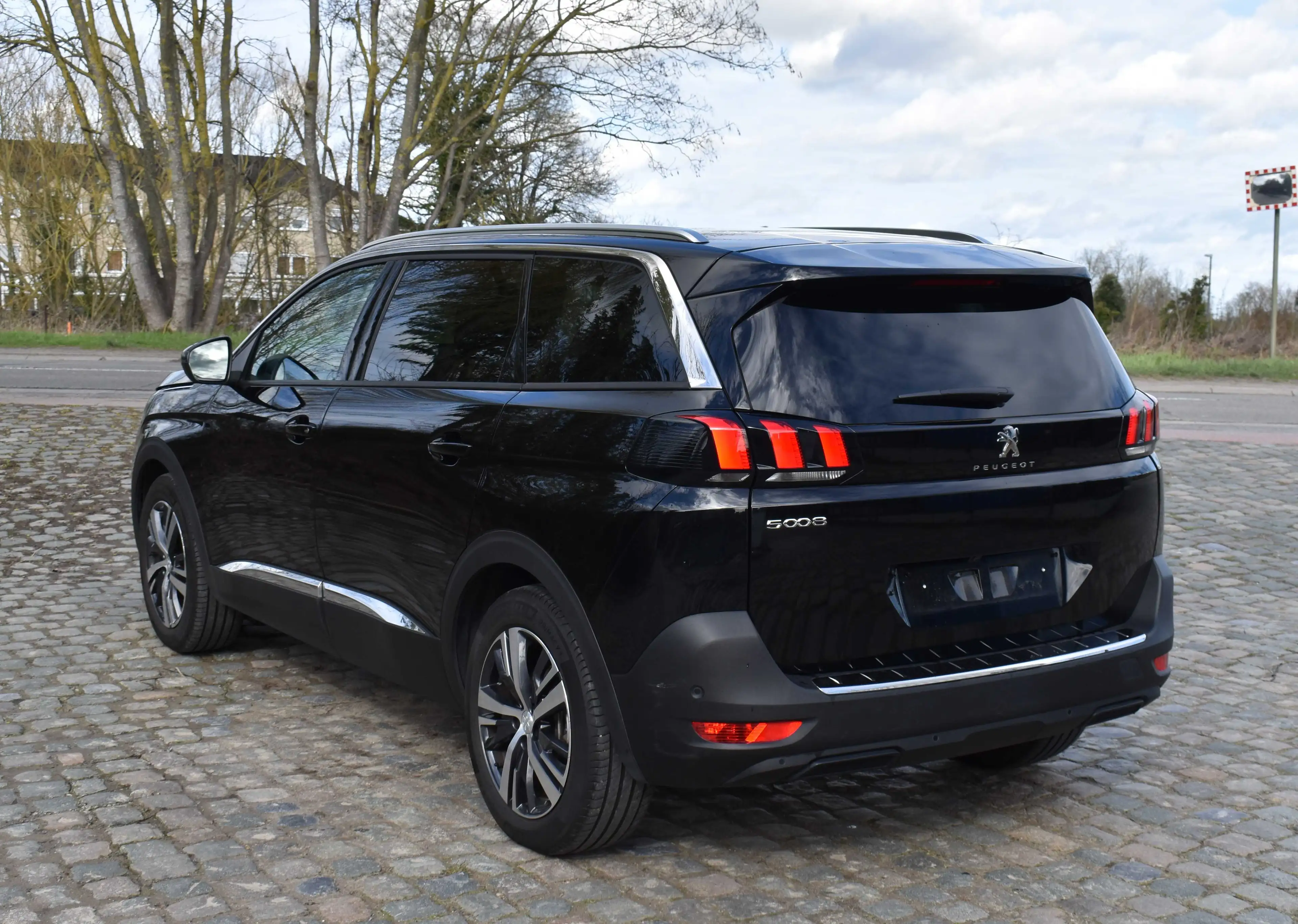 Peugeot 5008 1.2 EAT8 Allure 7 Places 50M km Carnet 2023 — photo 6