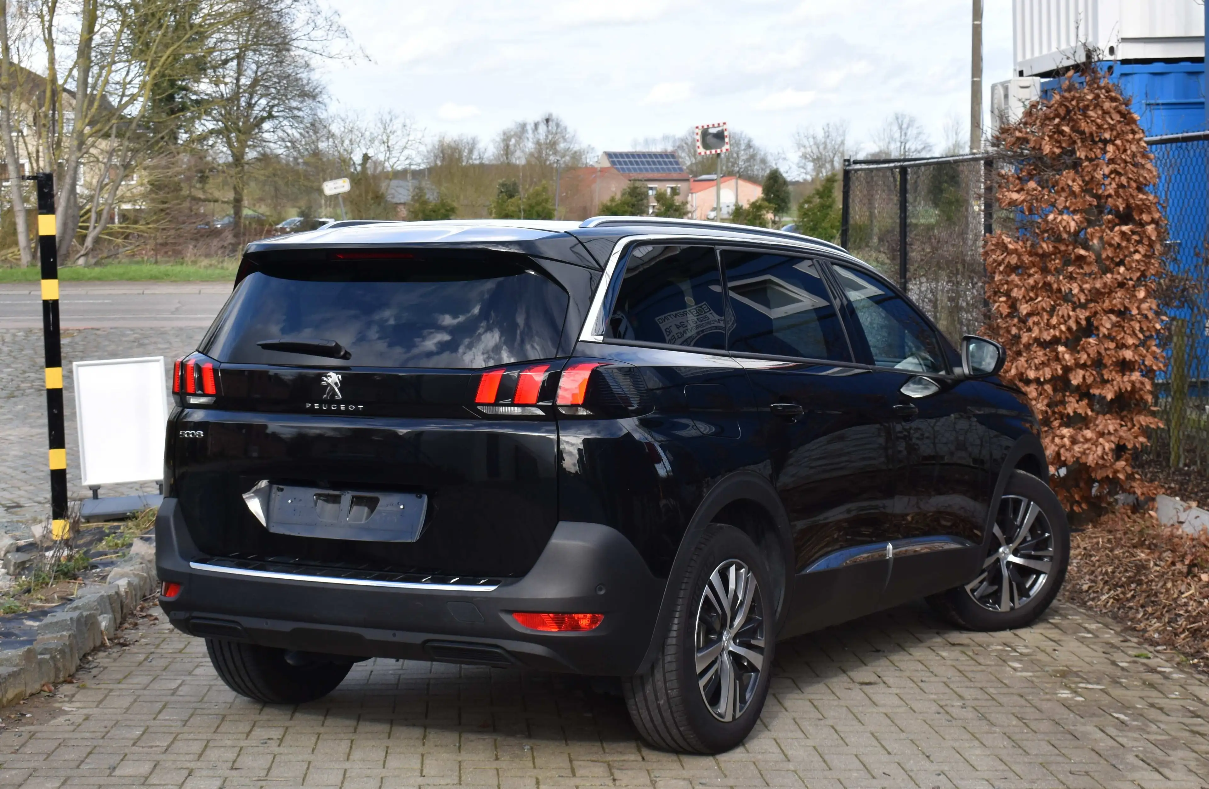 Peugeot 5008 1.2 EAT8 Allure 7 Places 50M km Carnet 2023 — photo 2