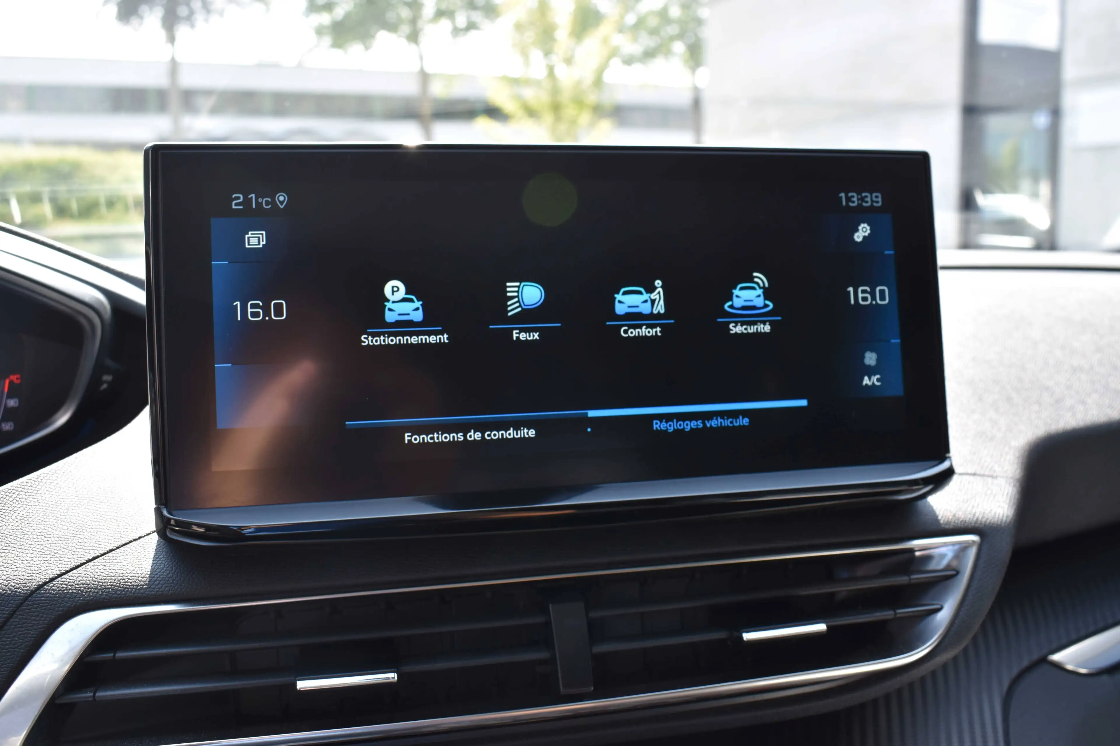 Peugeot 5008 1.2 EAT8 Allure 7 Places 50M km Carnet 2023 — photo 12