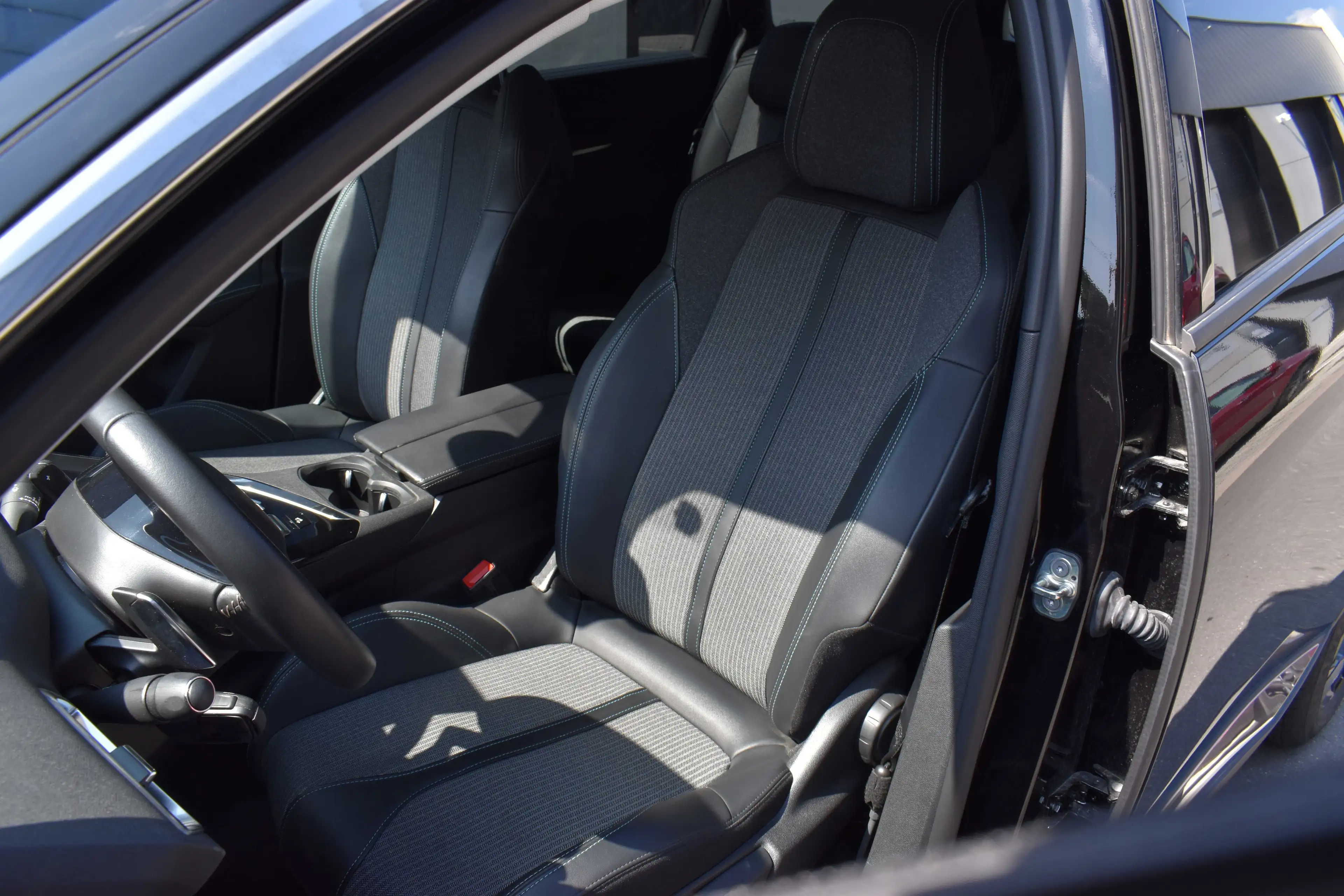 Peugeot 5008 1.2 EAT8 Allure 7 Places 50M km Carnet 2023 — photo 7
