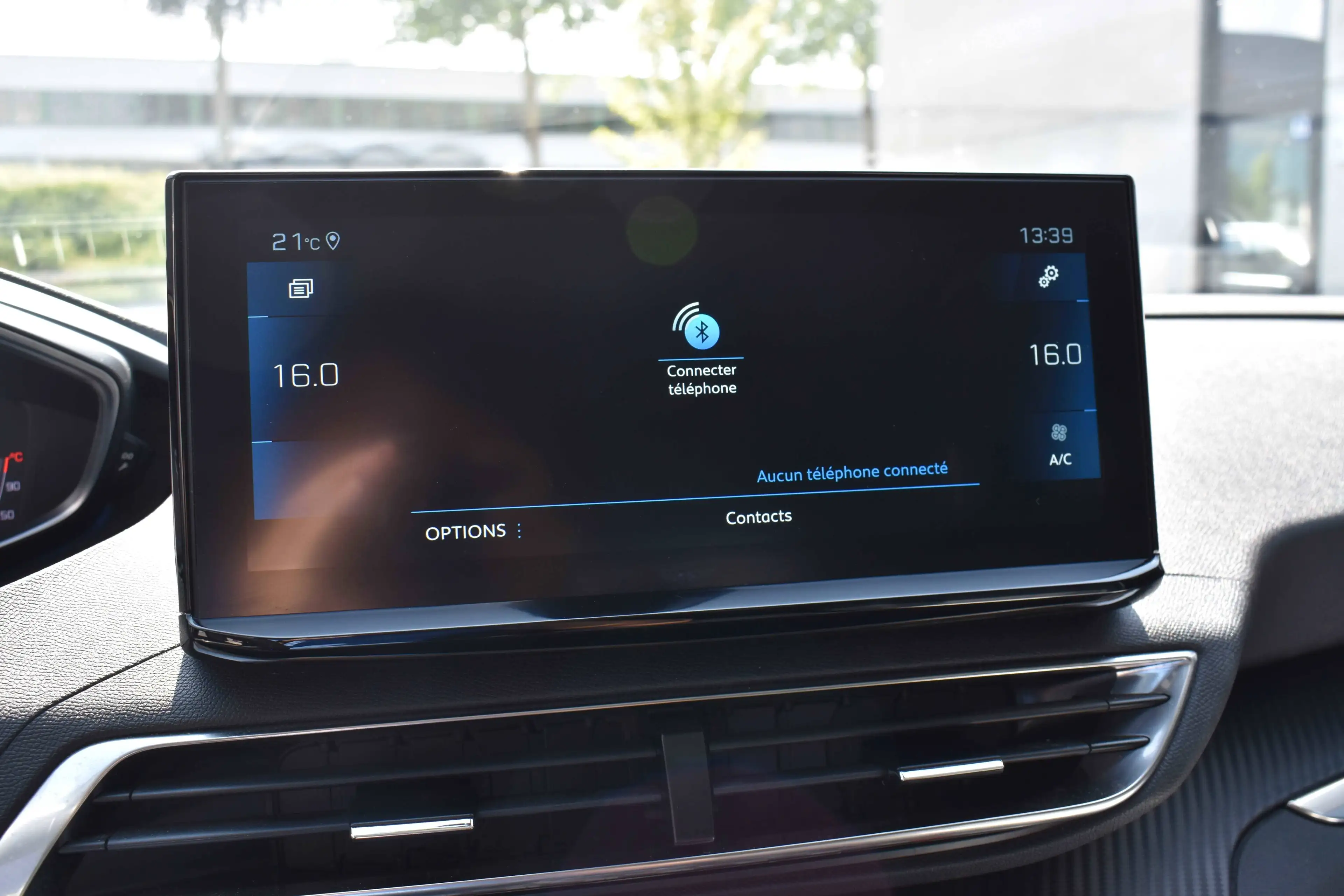 Peugeot 5008 1.2 EAT8 Allure 7 Places 50M km Carnet 2023 — photo 13