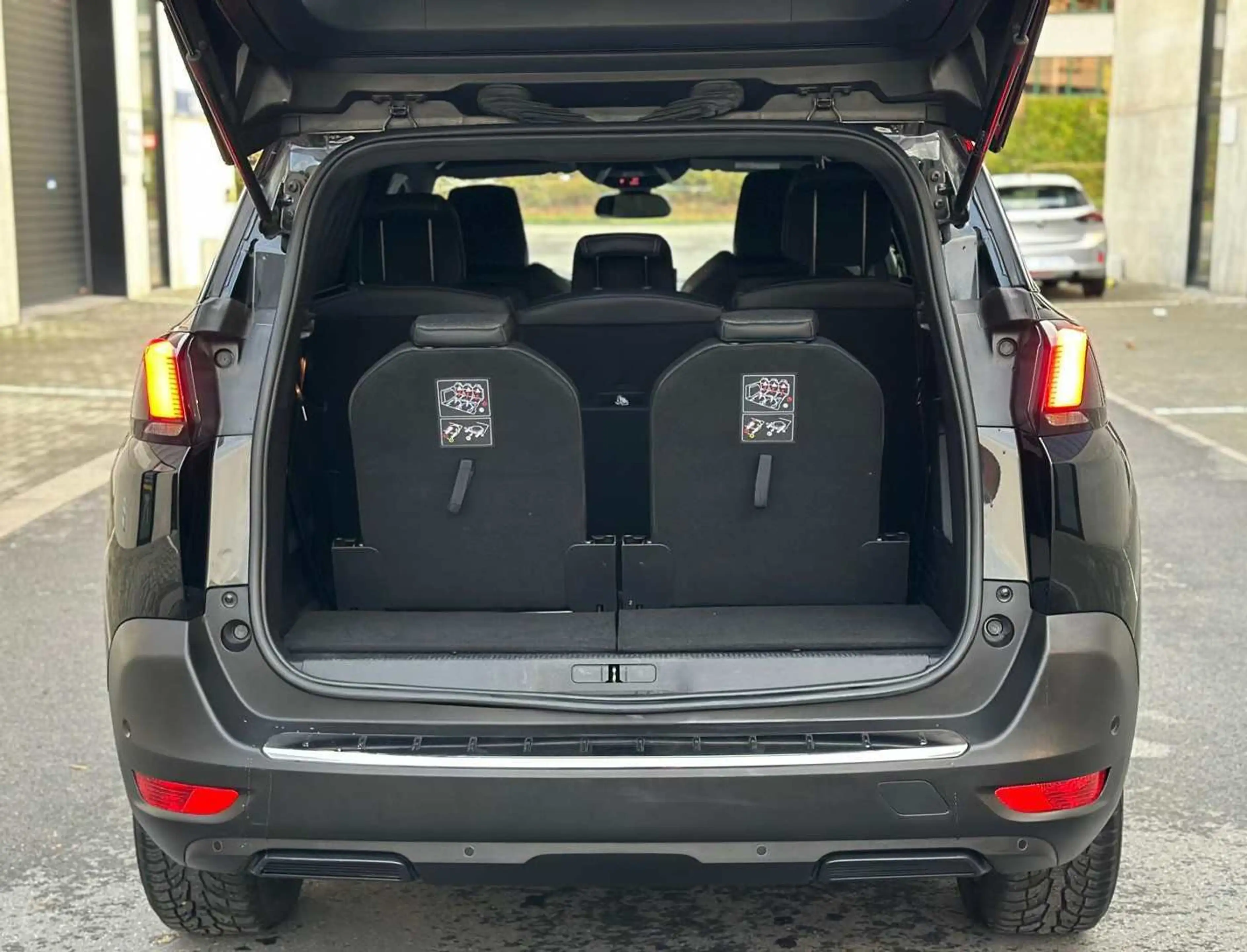 Peugeot 5008 1.2 EAT8 Allure 7 Places 50M km Carnet 2023 — photo 8