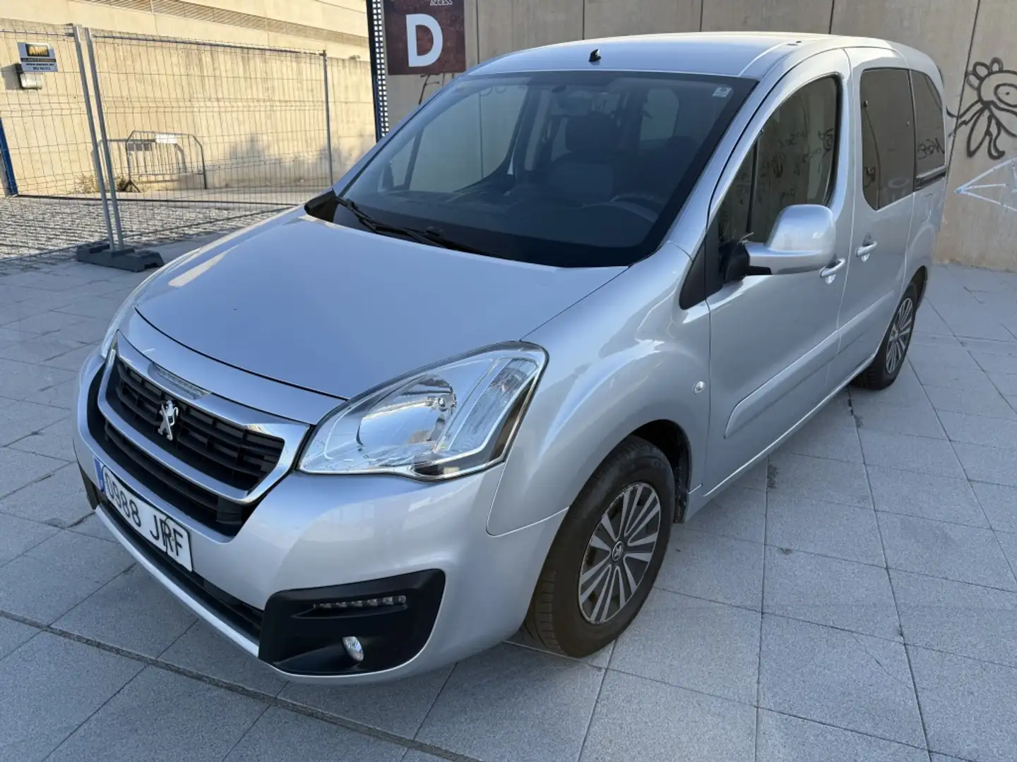 Peugeot Partner Tepee 1.6BlueHDI Style 100 Gris - 1