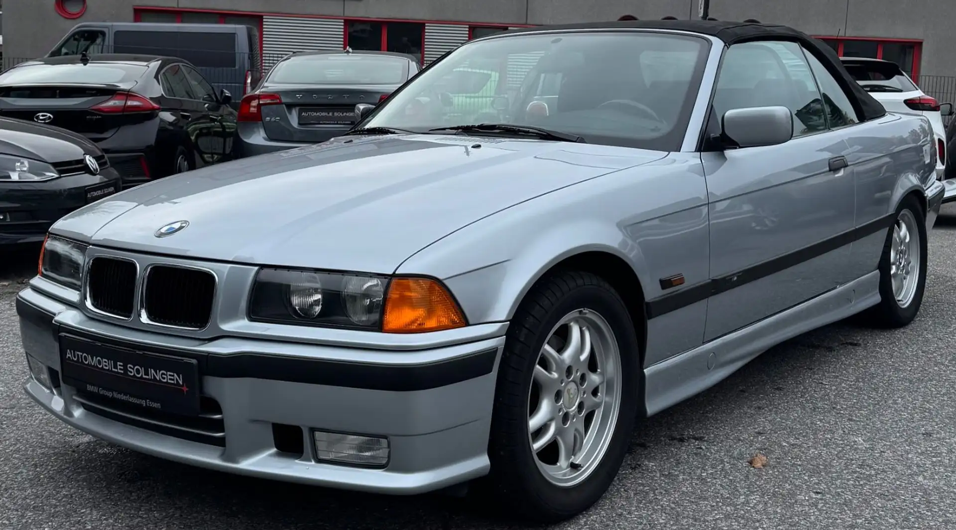 BMW 318 i Cabrio M-Paket ab Werk+LEDER+1.HD+SAMMLER+ Silber - 1