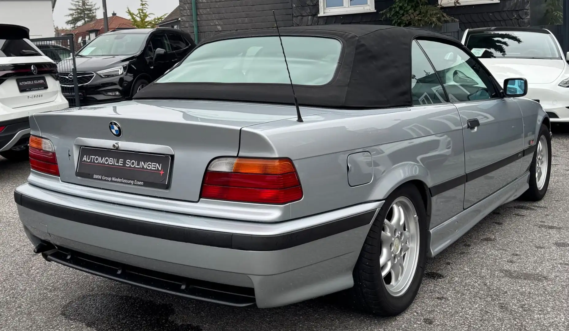 BMW 318 i Cabrio M-Paket ab Werk+LEDER+1.HD+SAMMLER+ Silber - 2