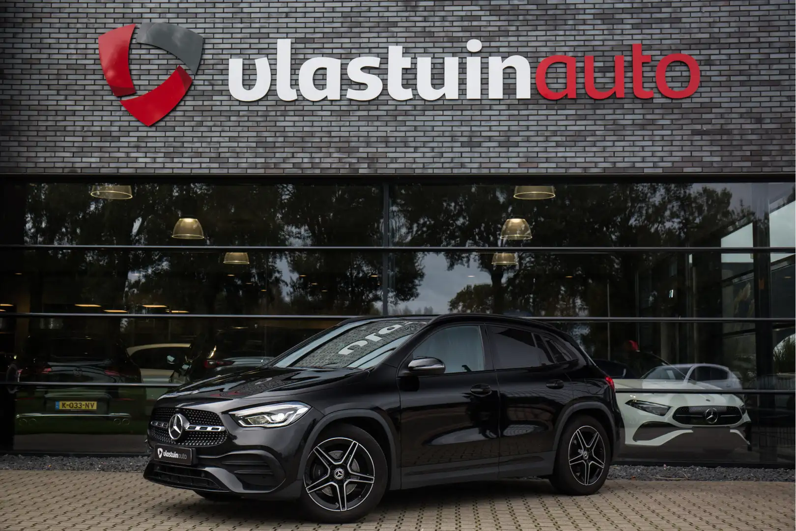 Mercedes-Benz GLA 200 AMG Line ,Trekhaak, Rood Stiksel Zwart - 1