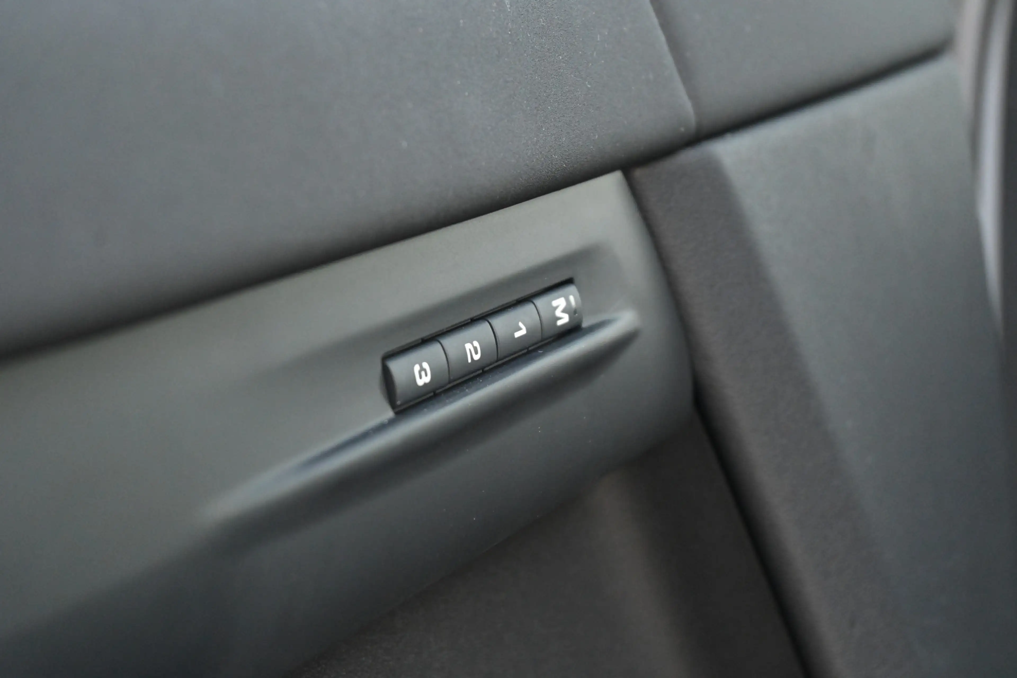 Land Rover Range Rover Evoque 1.5 P270e PHEV AWD S Edition — photo 22