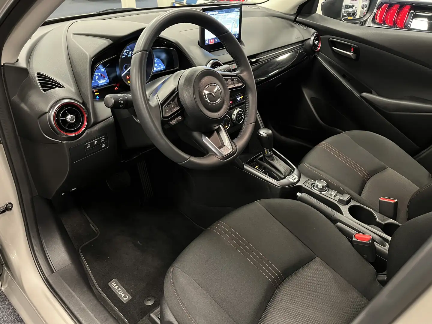 Mazda 2 1.5i SkyActiv-G Homura Automaat 90PK Navi DAB+ App Beige - 2