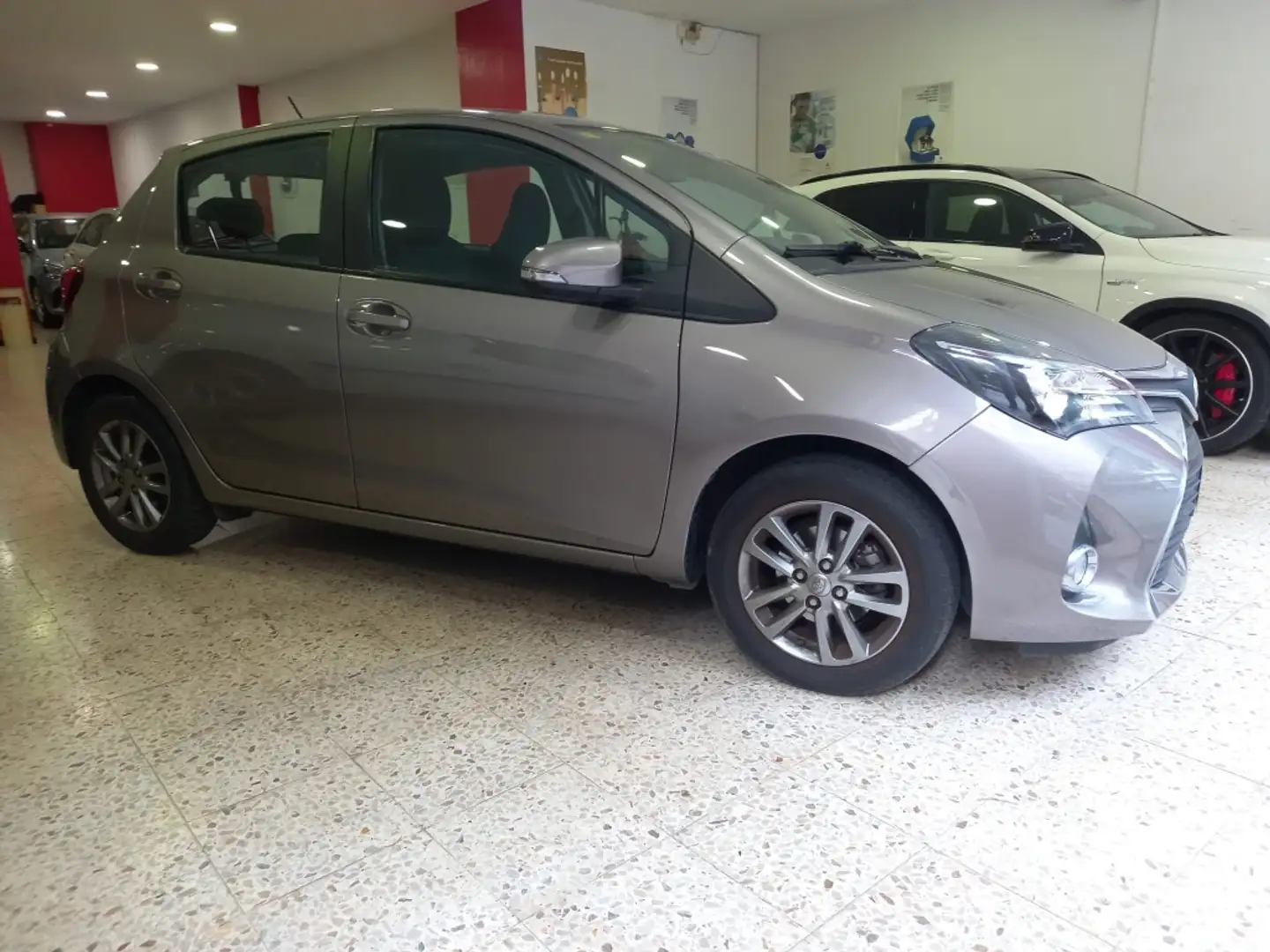 Toyota Yaris 1.3 Advance Gris - 2