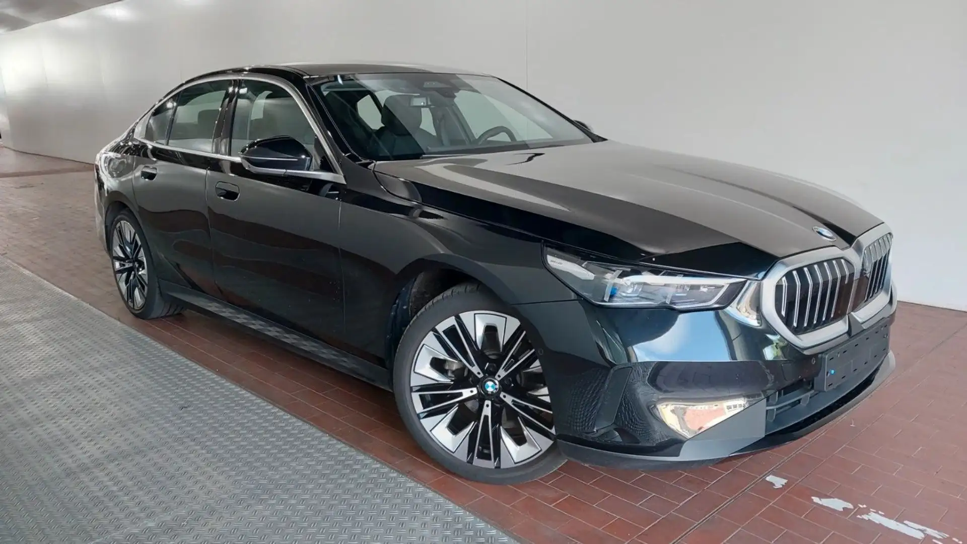 BMW 520 d Limousine /LEDER /HEAD-UP /360°KAM/ 20ZOLL Schwarz - 2