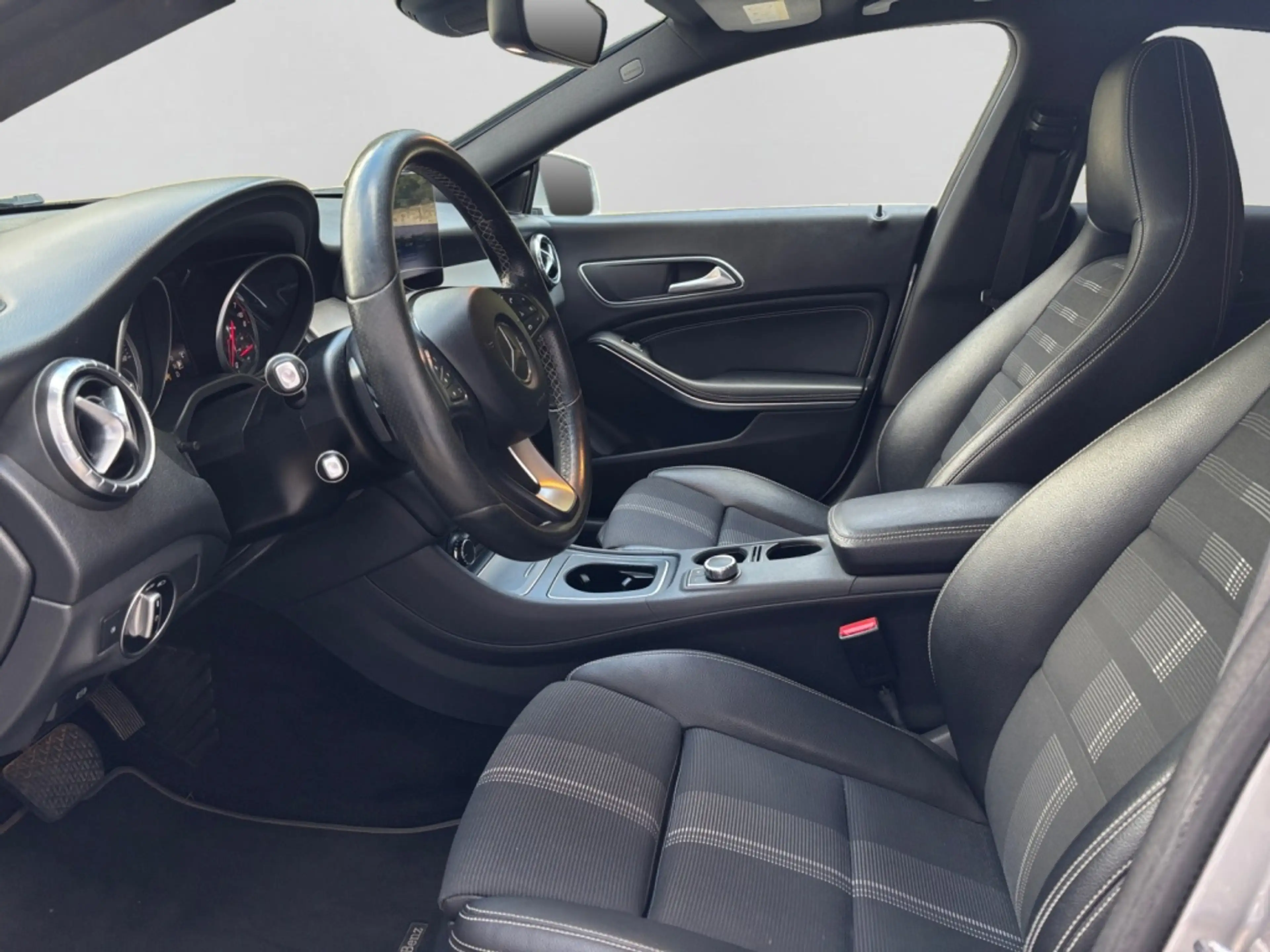 Mercedes-Benz CLA 200 SB PANO|SHZ|TEMP|KAM|KEYL|LED|NAVI — photo 4