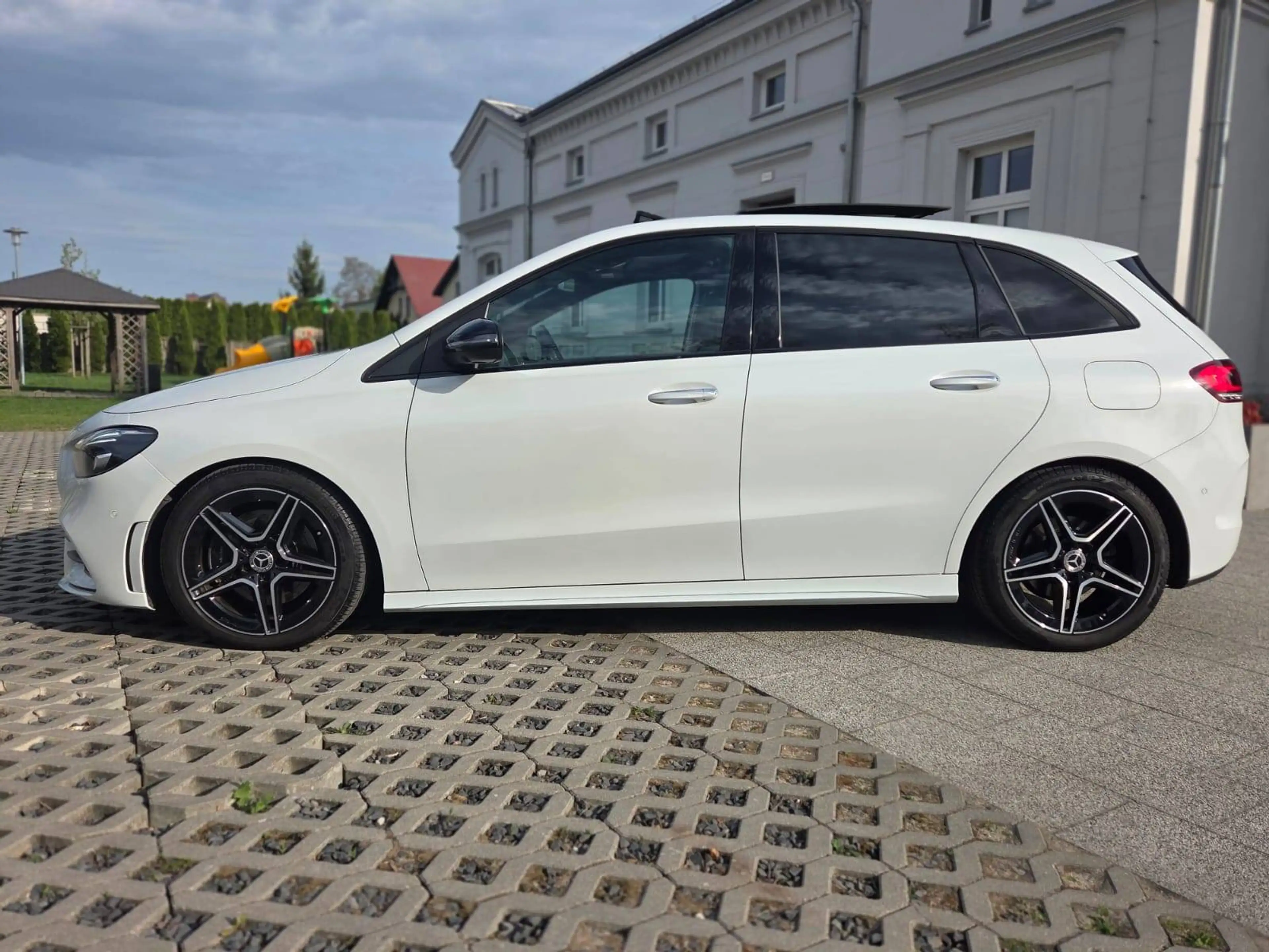 Mercedes-Benz B 220 B 220 d 4Matic AMG Pano Distronic — photo 9