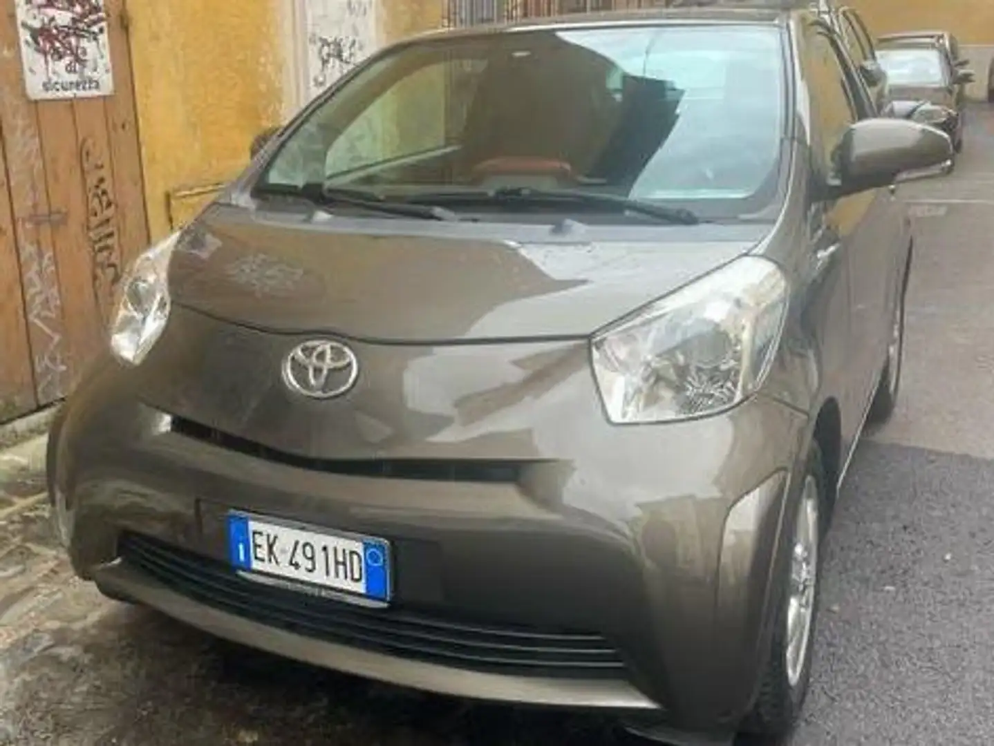 Toyota iQ iQ 1.0 cvt (multidrive) E5 Коричневый - 1