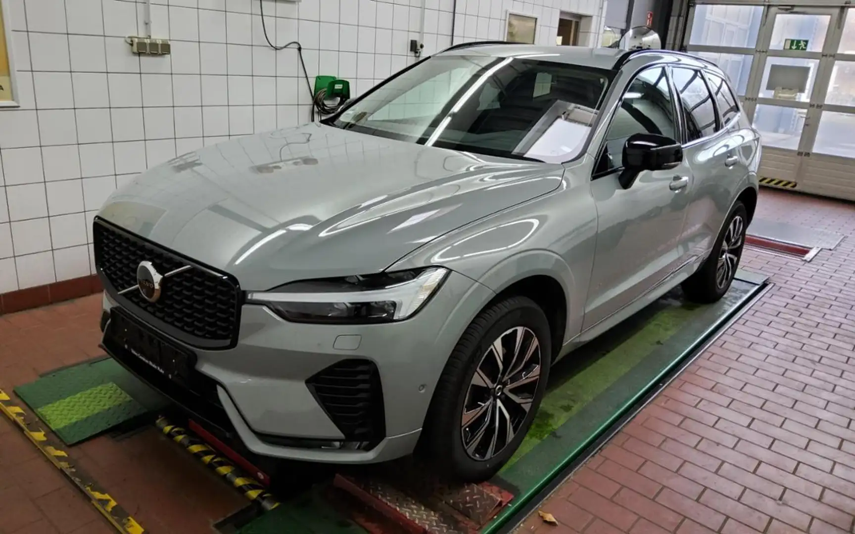 Volvo XC60 B5 AWD  PLUS DARK FAP+HKSOUND+360°WINTERPAK Grau - 2