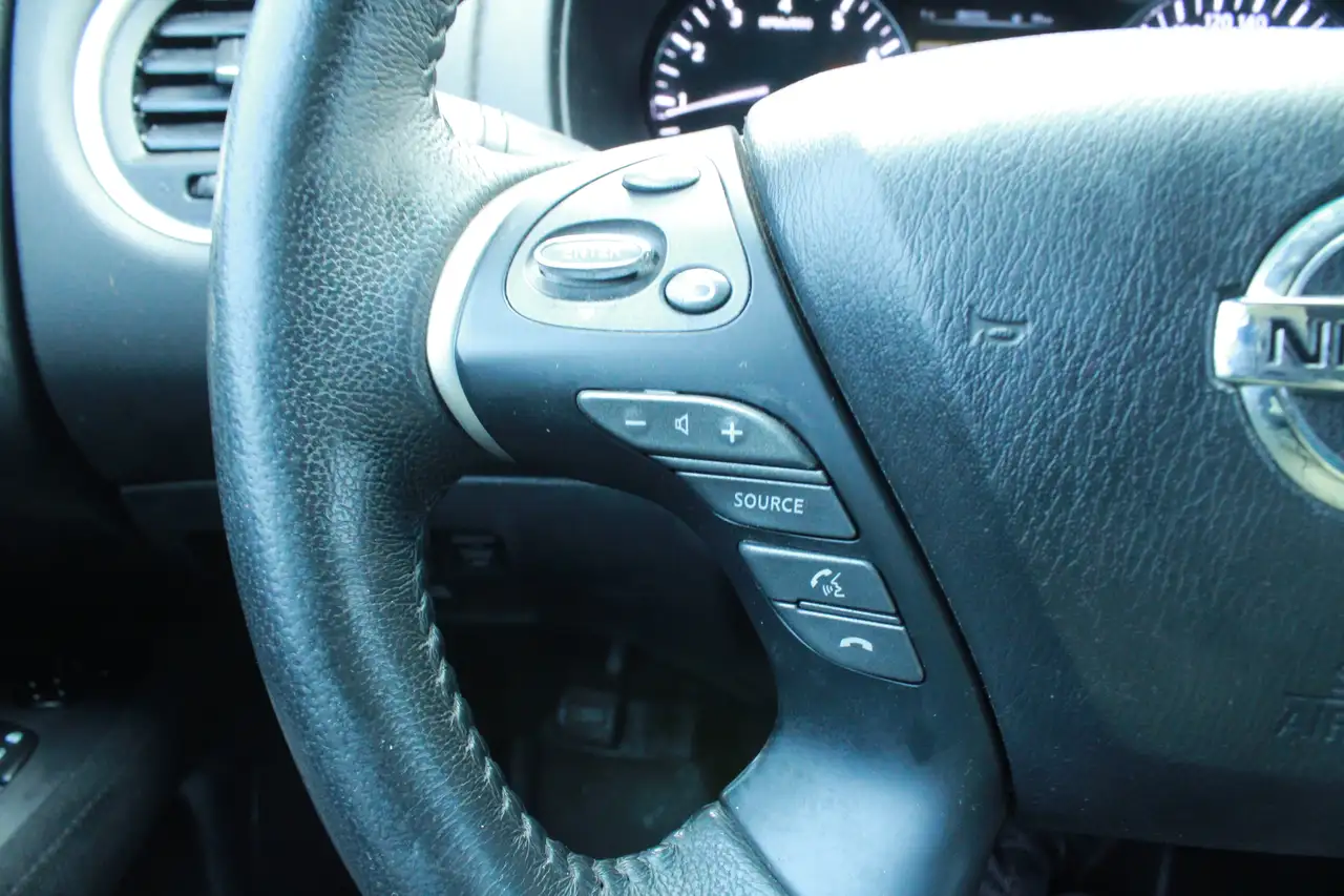 Nissan Pathfinder снимка Nissan Pathfinder