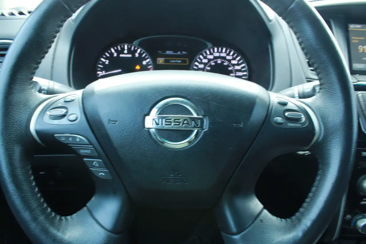 Nissan Pathfinder снимка Nissan Pathfinder