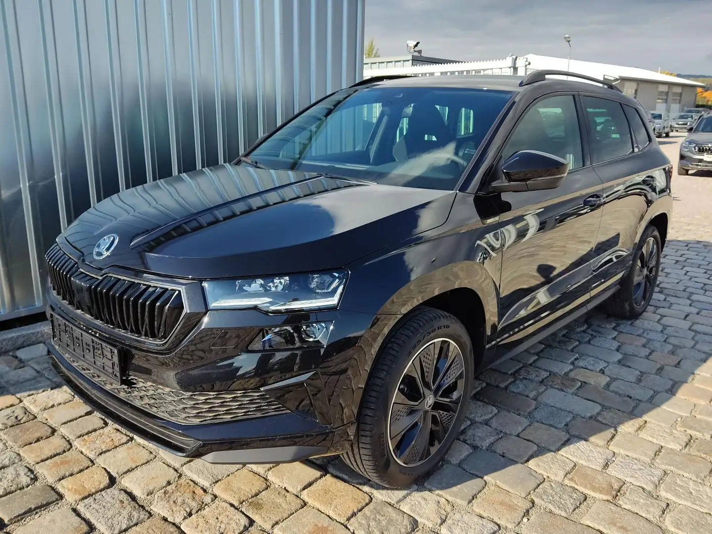 Skoda Karoq Sportline 2.0 TSI 190 PS 4x4 DSG Navi-Anhängerk... Schwarz - 1