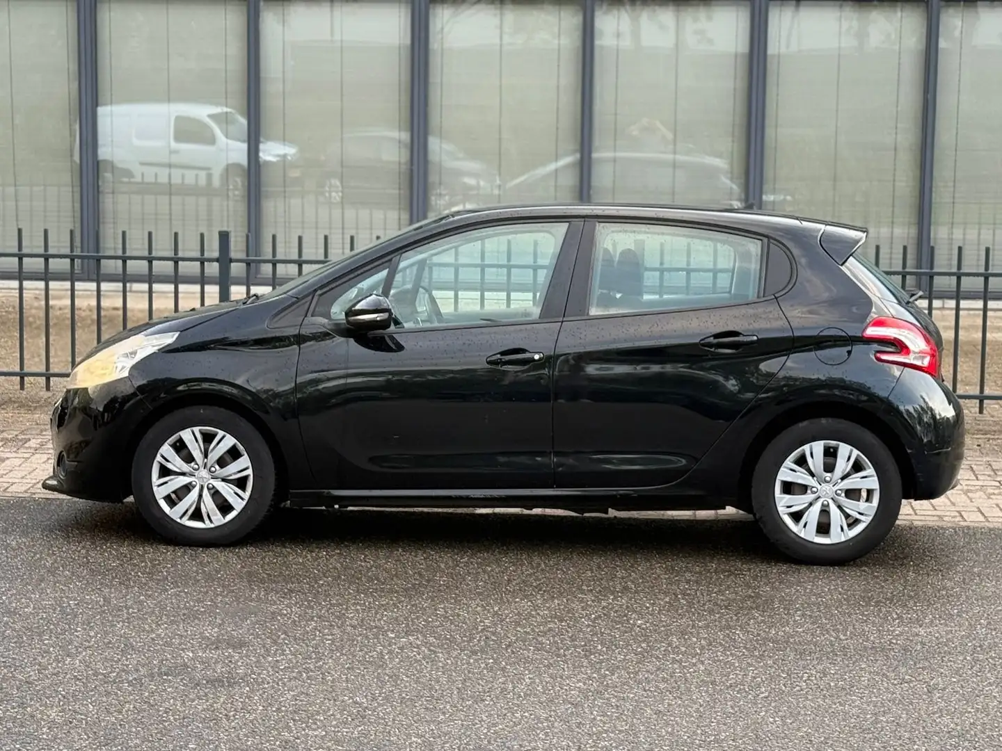 Peugeot 208 1.2 e-VTi I Automaat I Active Zwart - 2