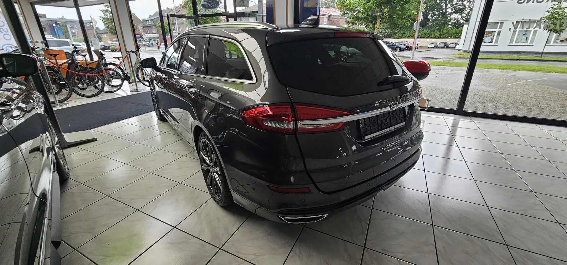 Ford Mondeo 2.0 EcoBlue Aut. VIGNALE AHK ACC Pano 140 kW (190 Grigio - 2