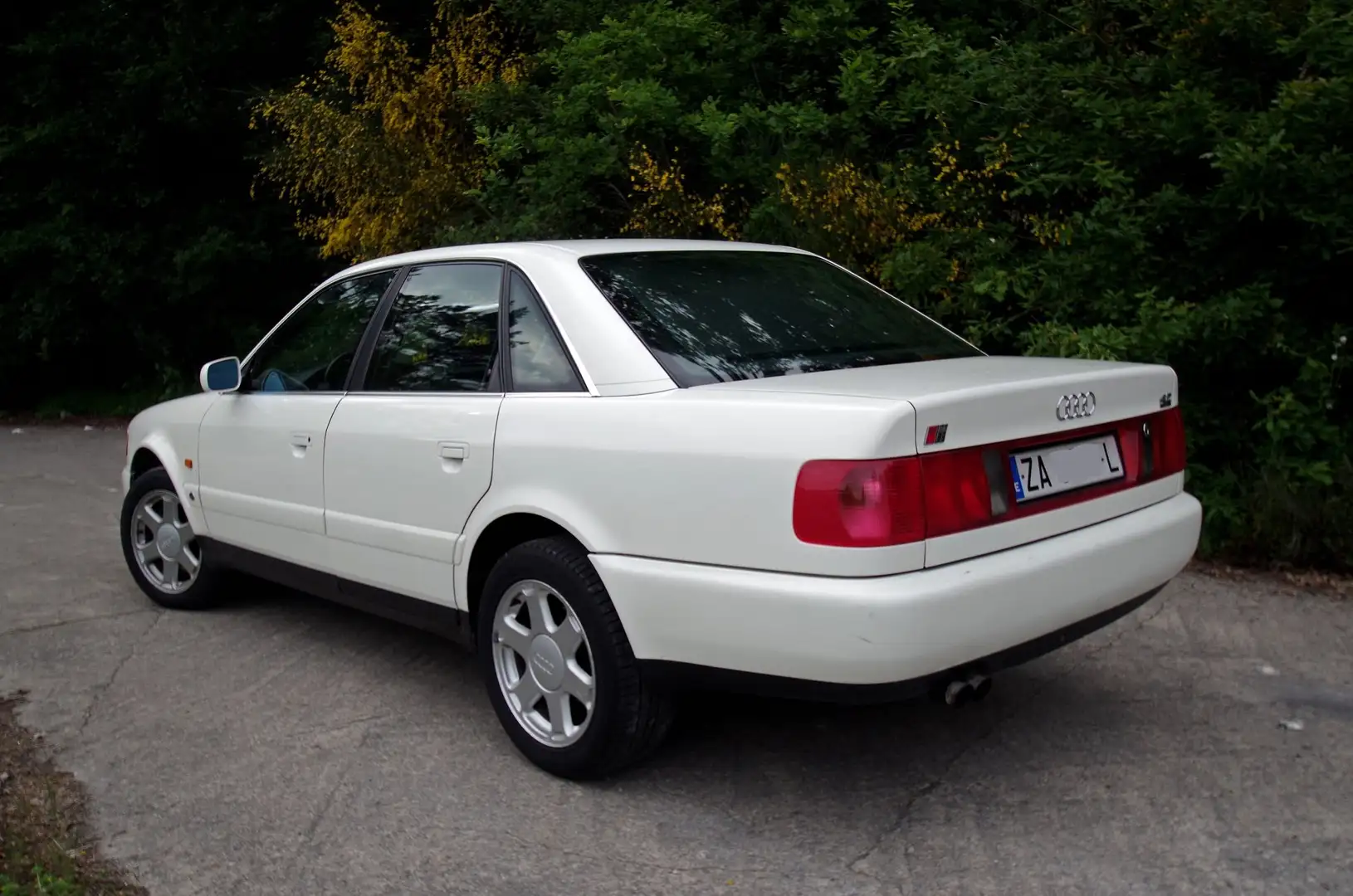 Audi S6 4.2 quattro auto bijela - 2