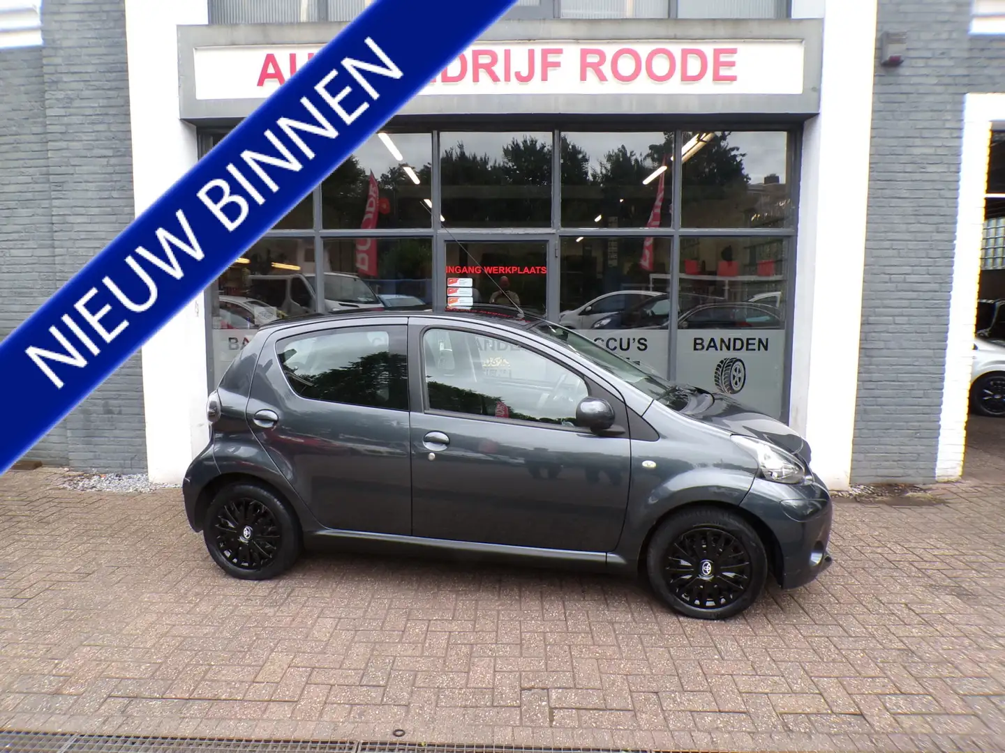 Toyota Aygo 1.0 VVT-i Aspiration AUTOMAAT,AIRCO,APK !!! Grijs - 1