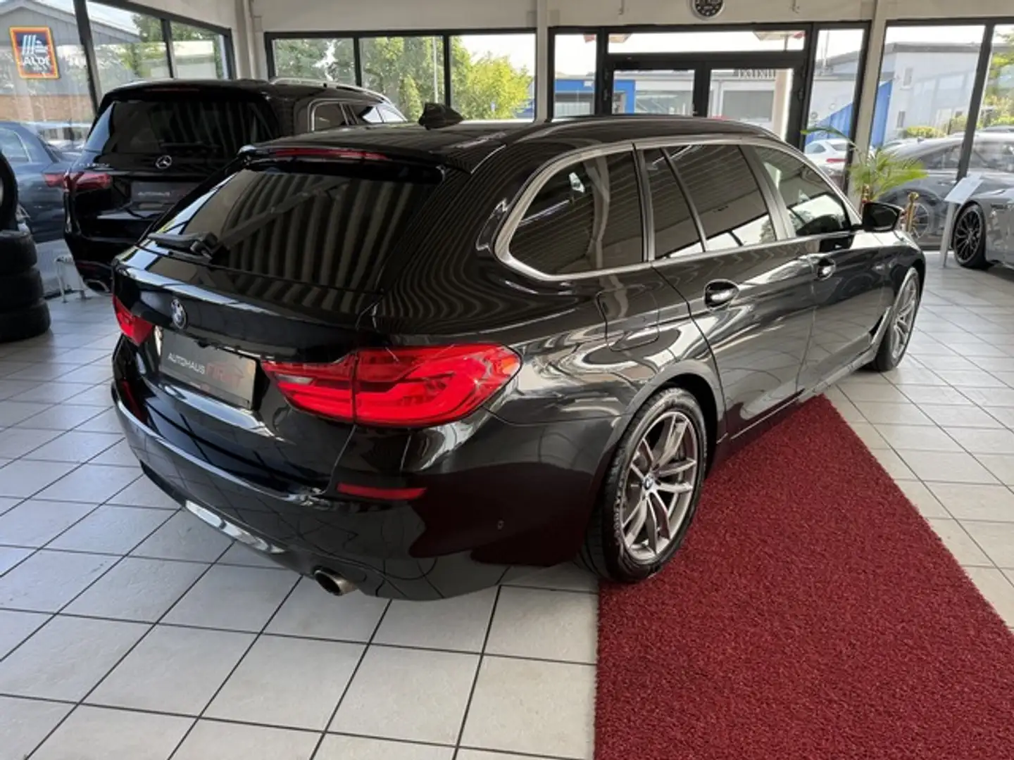 BMW 530 i xDrive Touring Steptronic Leder+PanoramaSD+Stand Schwarz - 2