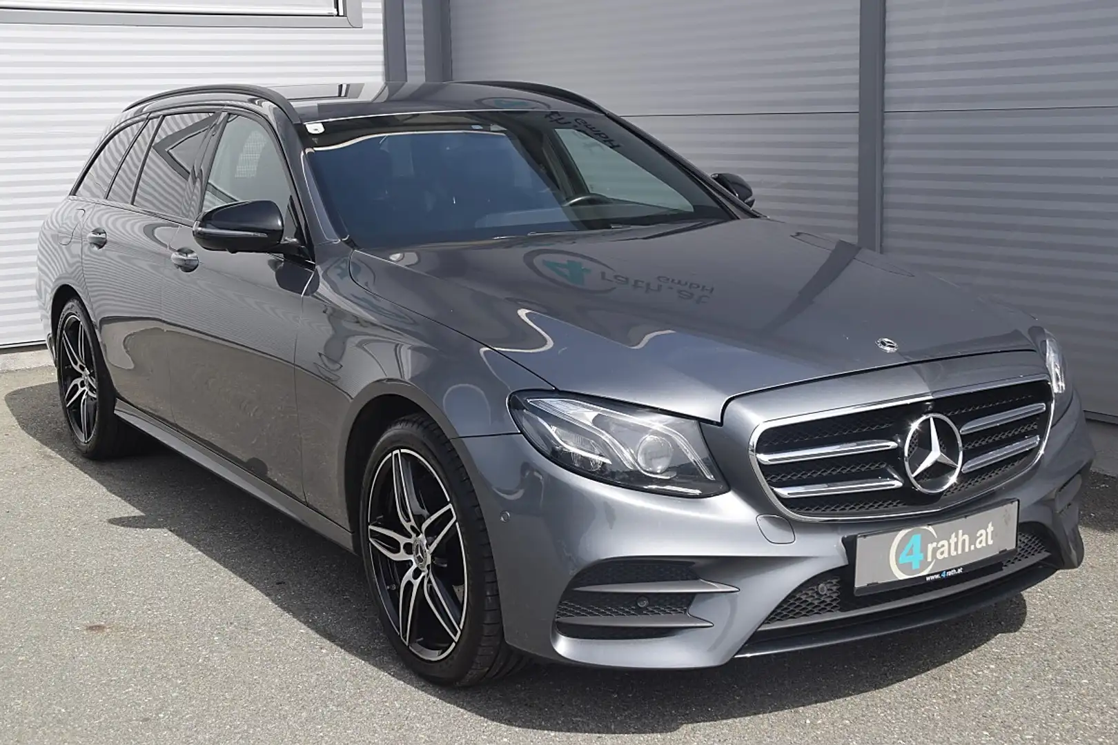 Mercedes-Benz E 220 d T Aut. AHK/LED/NAVI Grau - 2