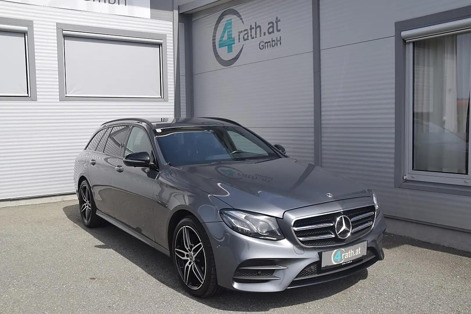Mercedes-Benz E 220 d T Aut. AHK/LED/NAVI Grau - 1