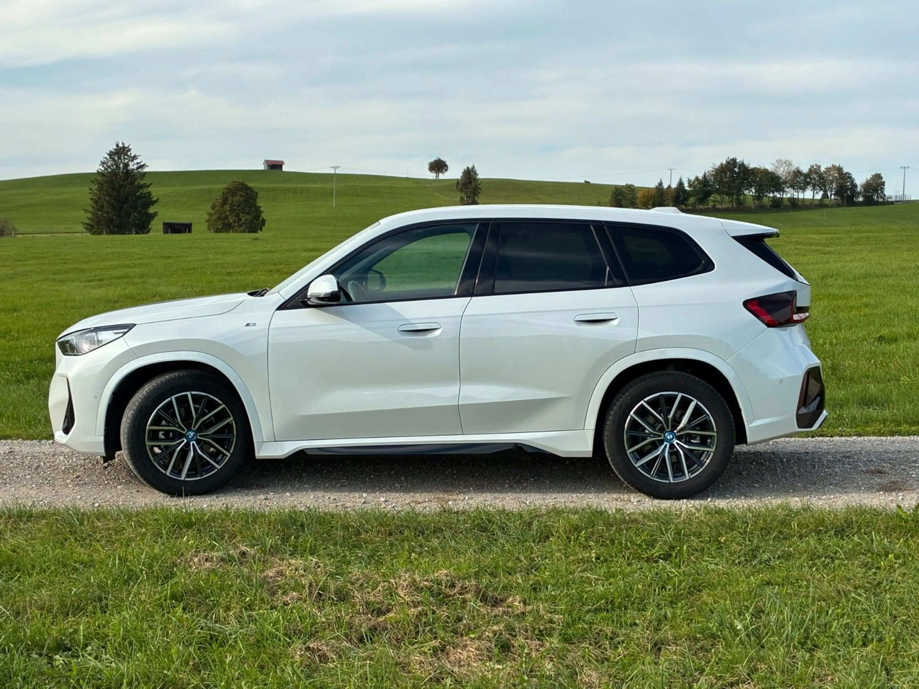 BMW iX1 20 eDrive M Sport — photo 8