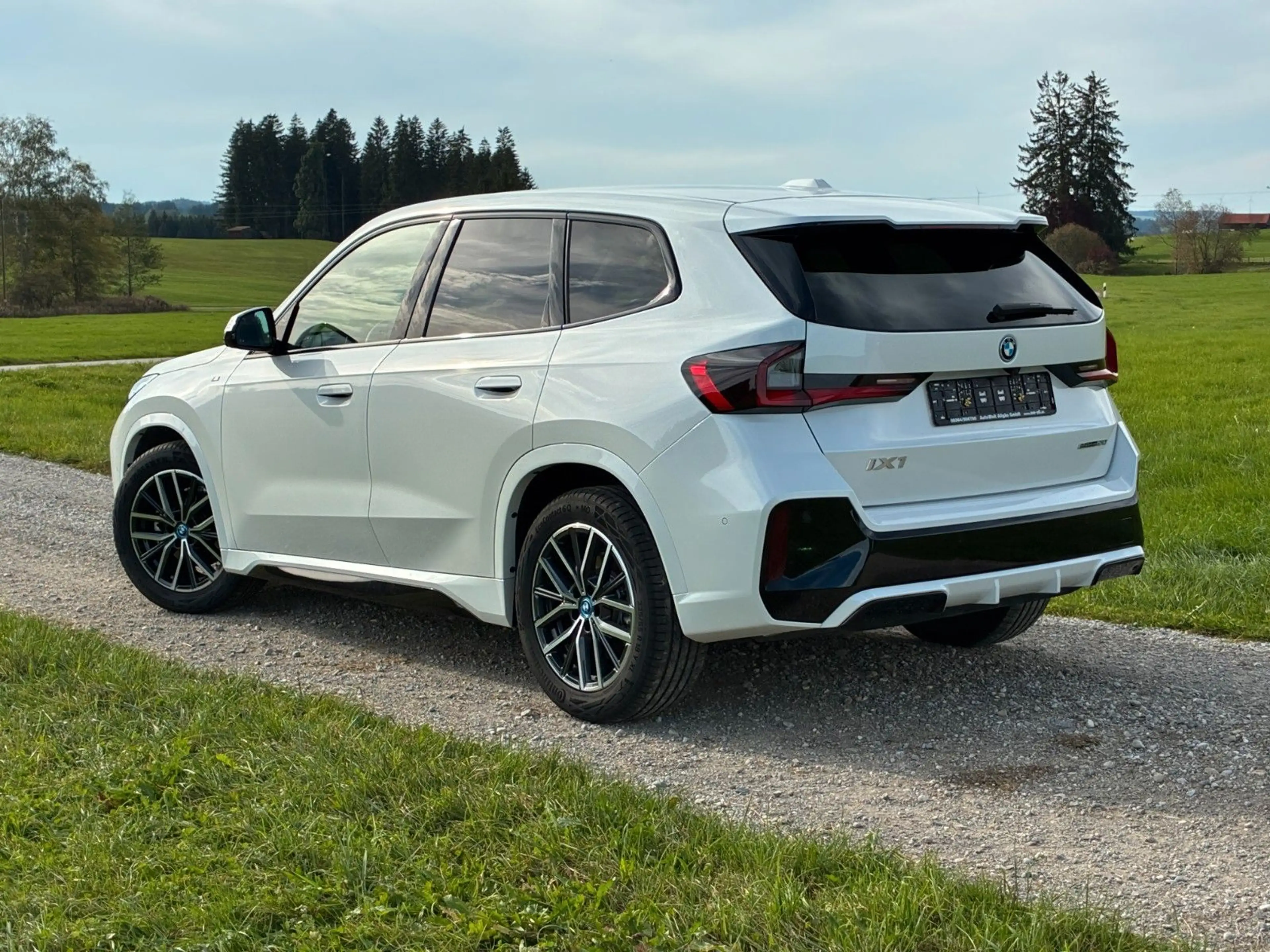BMW iX1 20 eDrive M Sport — photo 7