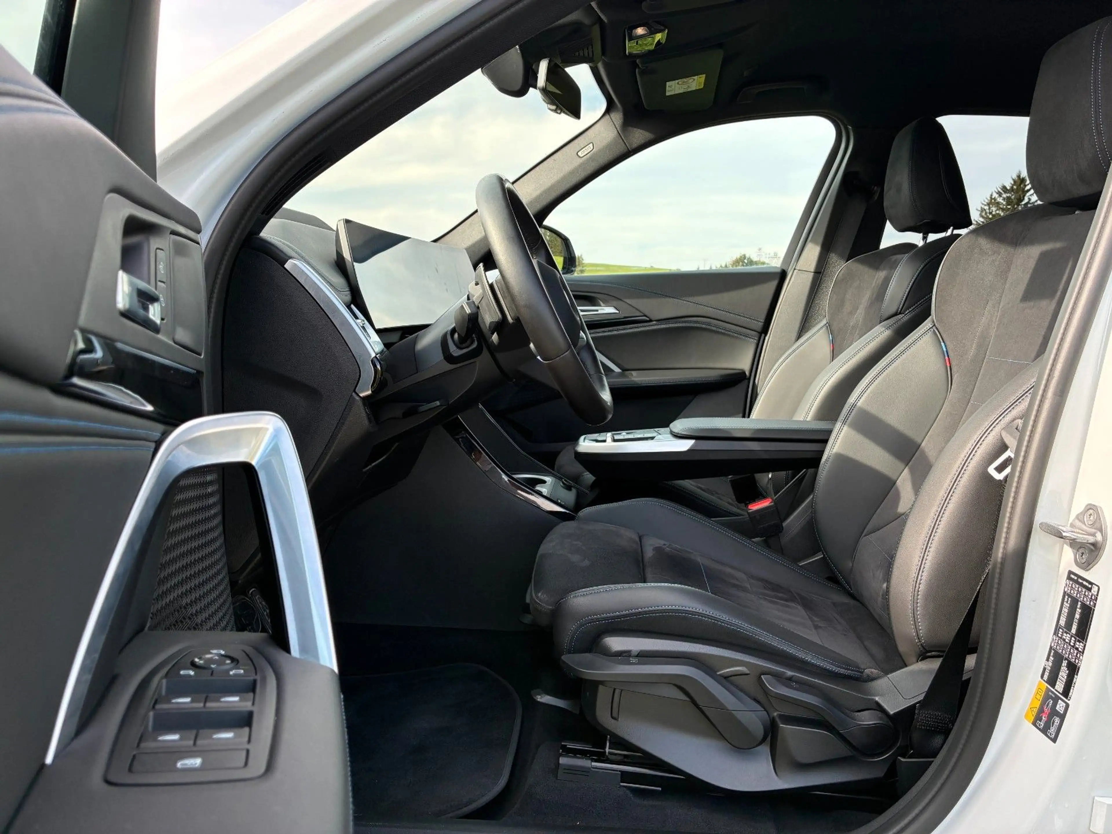 BMW iX1 20 eDrive M Sport — photo 11