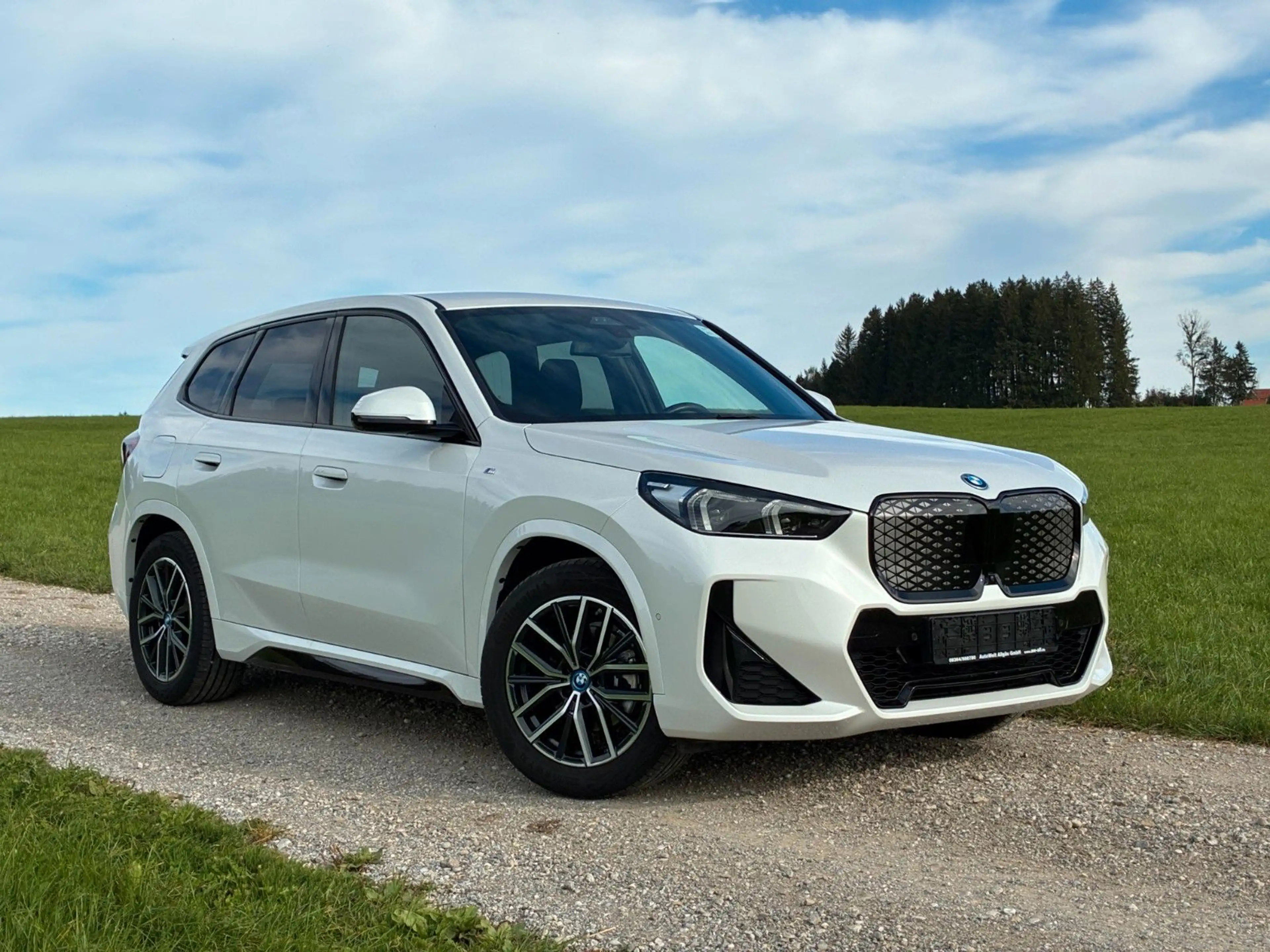 BMW iX1 20 eDrive M Sport — photo 3
