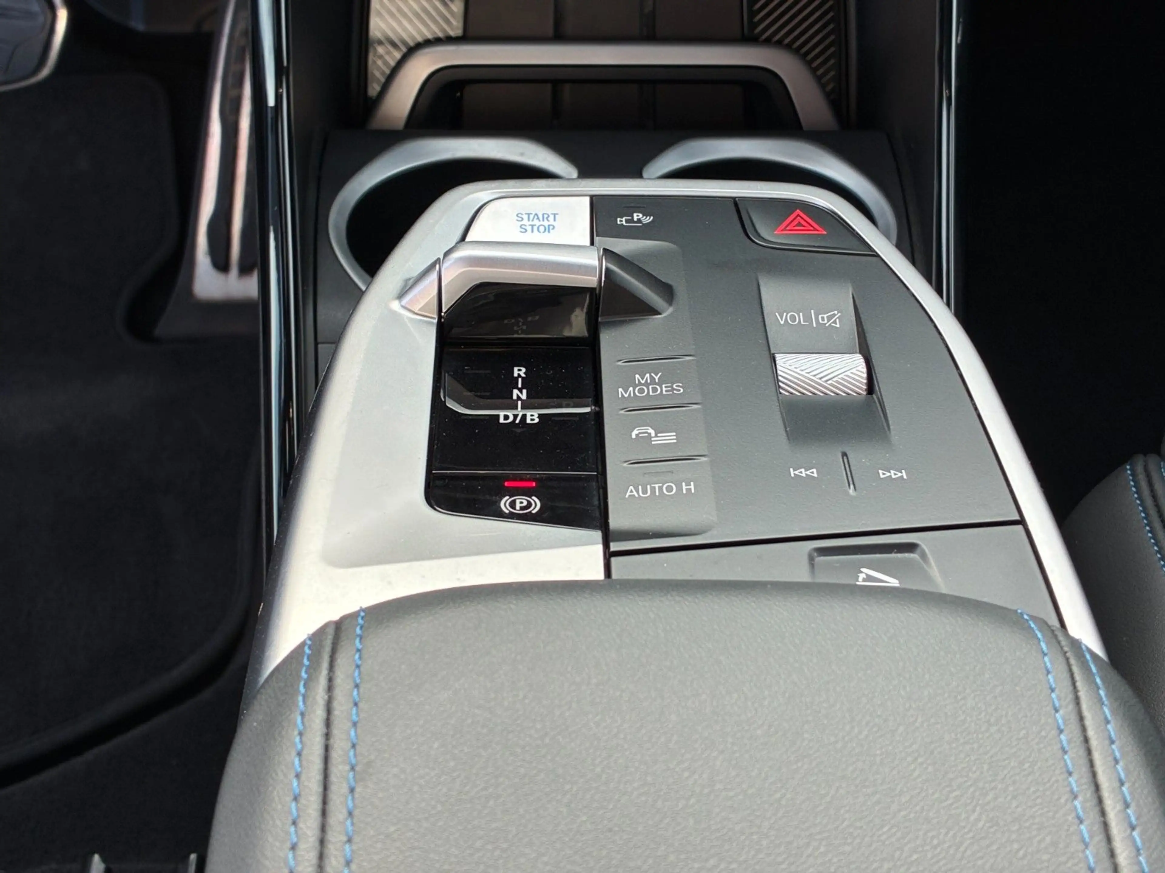 BMW iX1 20 eDrive M Sport — photo 15
