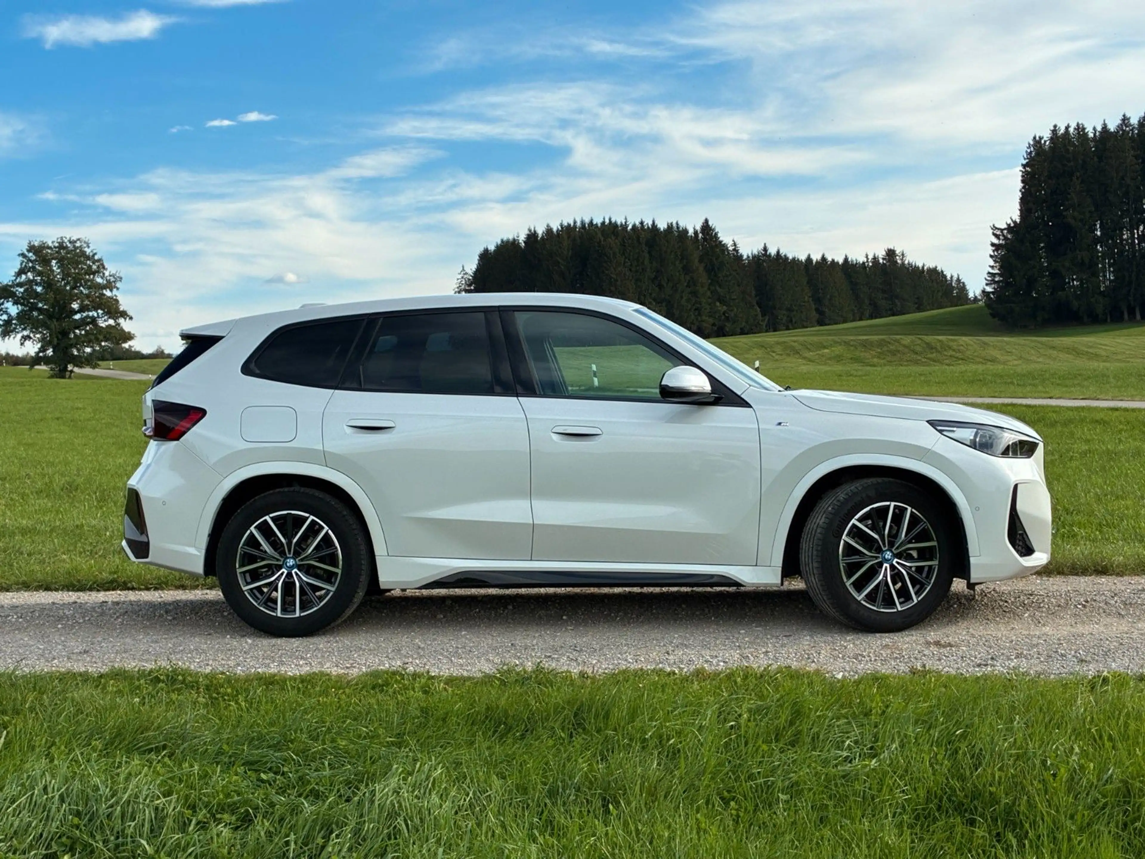 BMW iX1 20 eDrive M Sport — photo 4