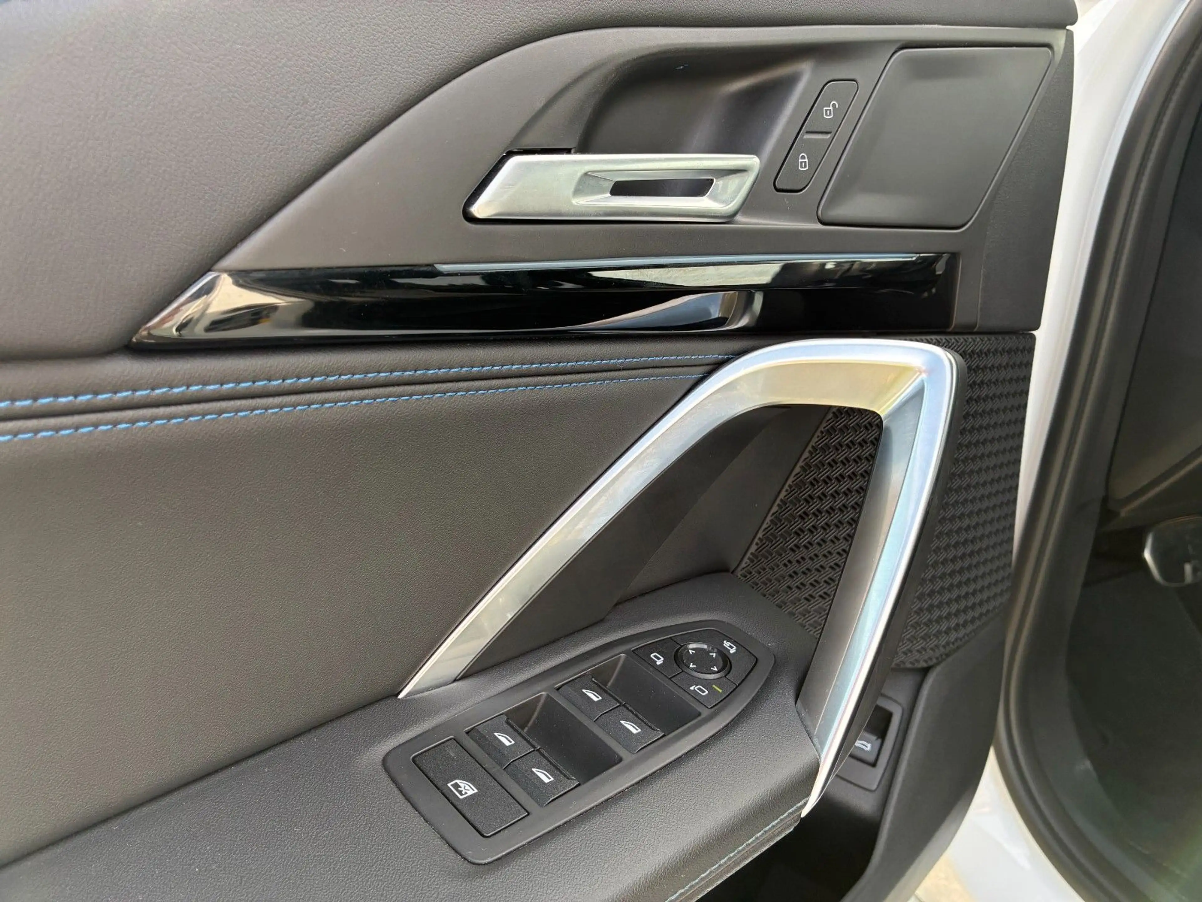 BMW iX1 20 eDrive M Sport — photo 12