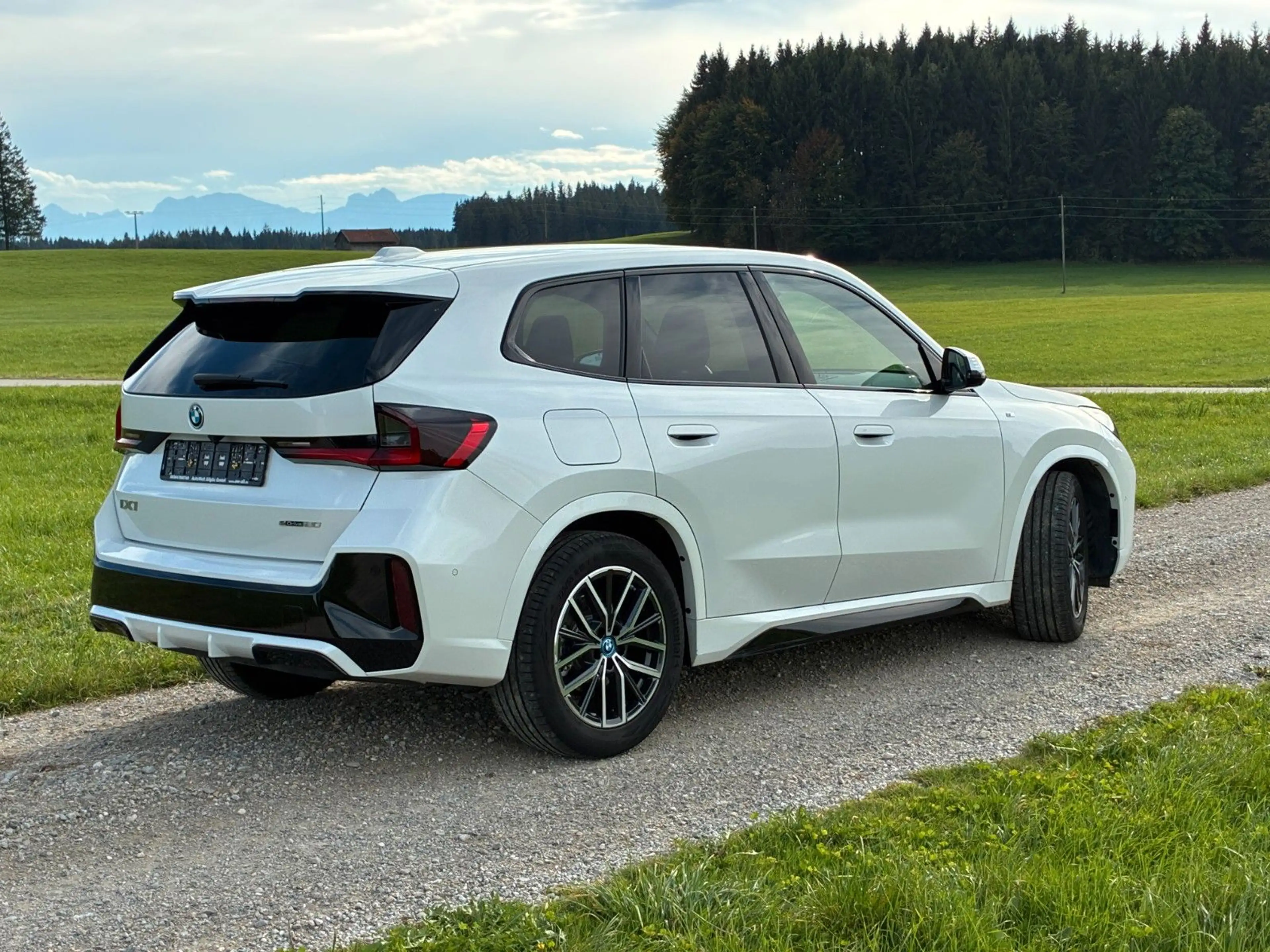 BMW iX1 20 eDrive M Sport — photo 5