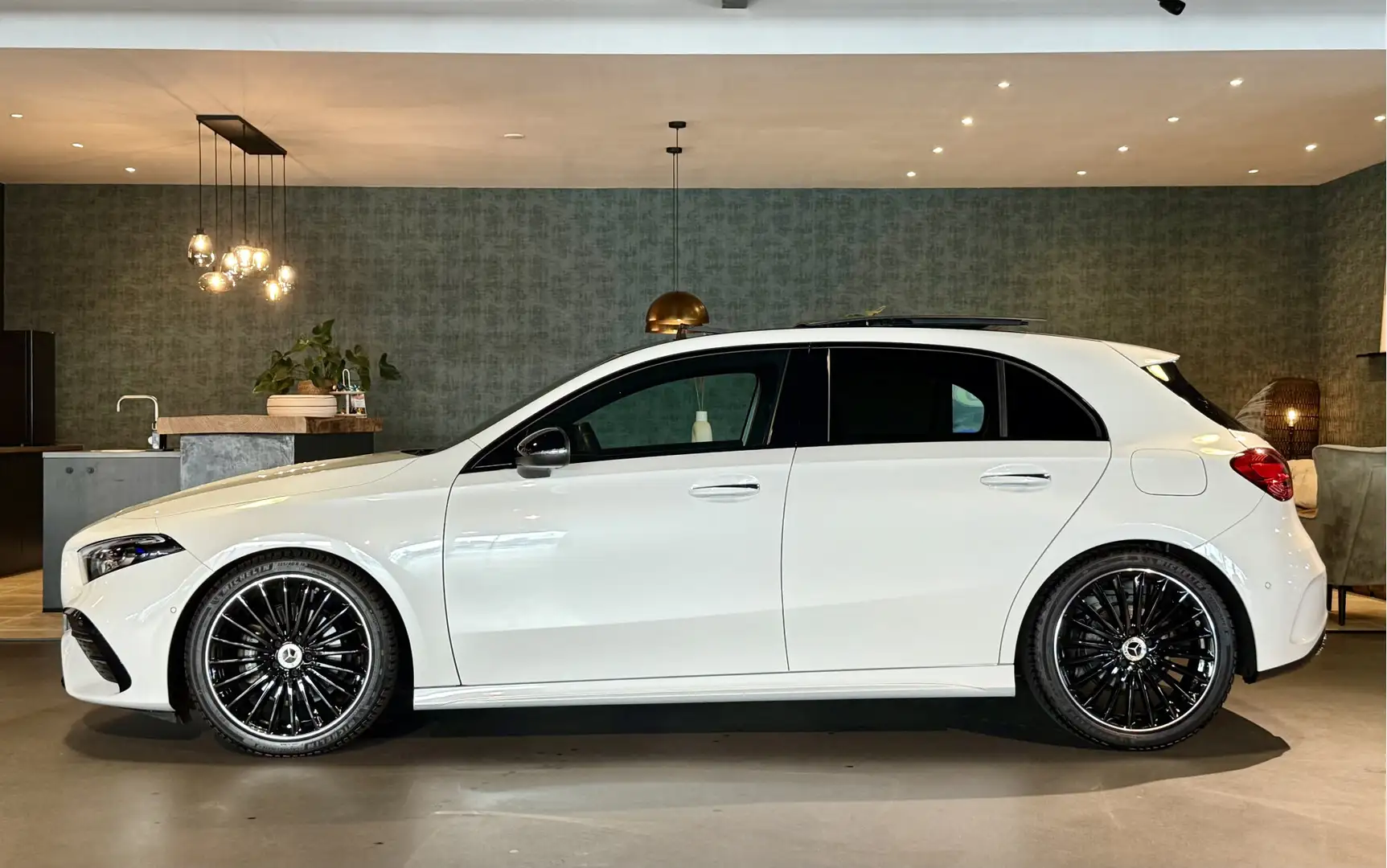 Mercedes-Benz A 180 AMG Line I Pano I 19" I Camera I NIEUW Wit - 2