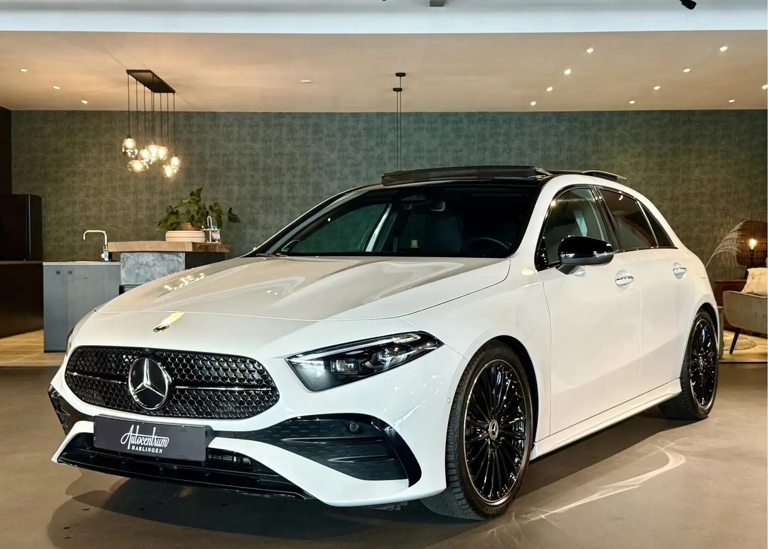 Mercedes-Benz A 180 AMG Line I Pano I 19" I Camera I NIEUW Wit - 1