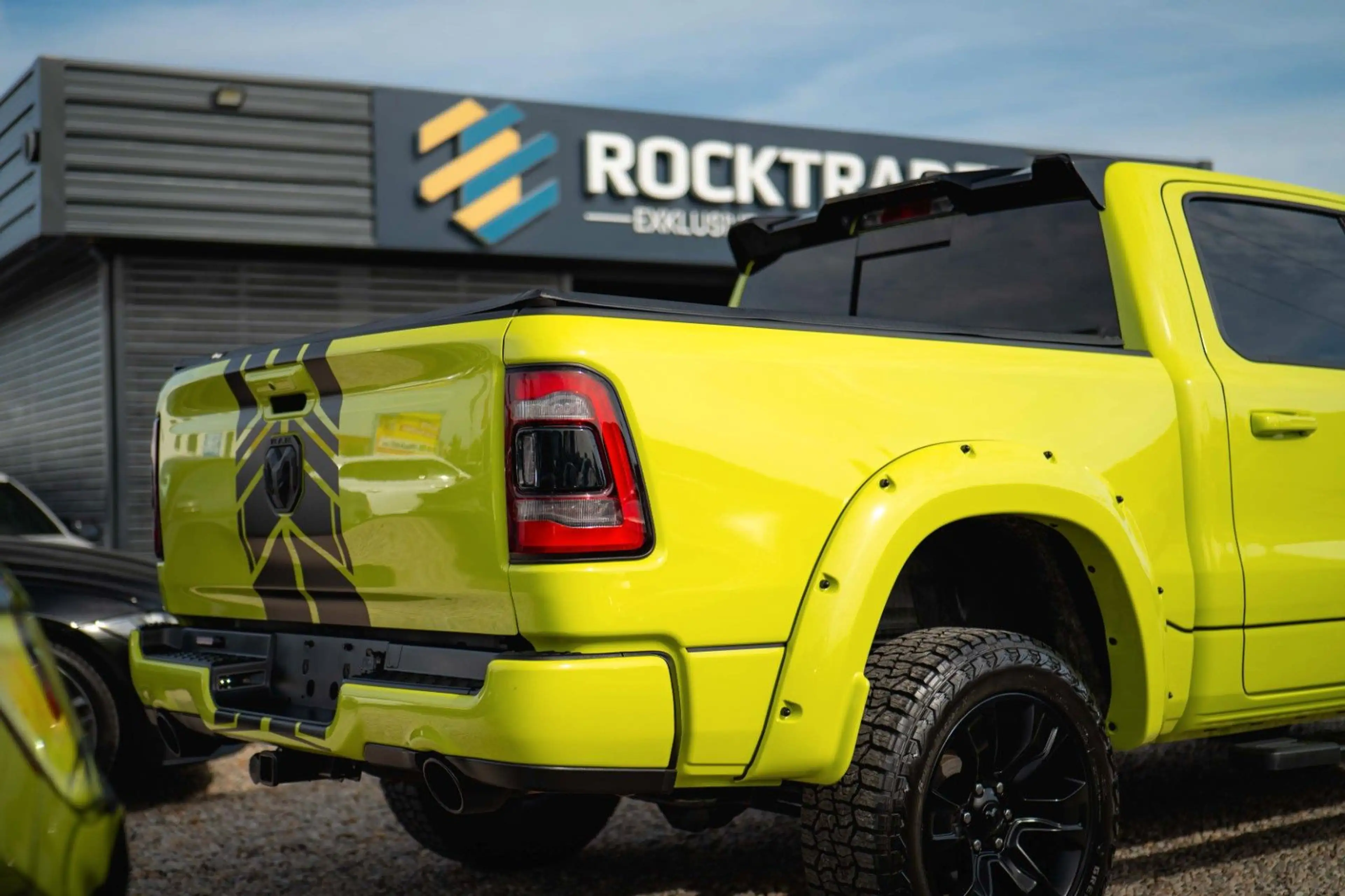 Dodge RAM 5.7 V8 4x4 OFFROAD ACID YELLOW Edition LED — photo 6