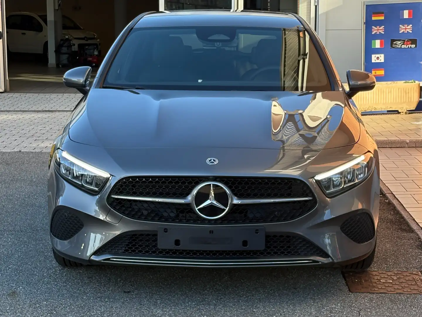 Mercedes-Benz A 180 A 180 d Progressive Advanced auto Grijs - 1